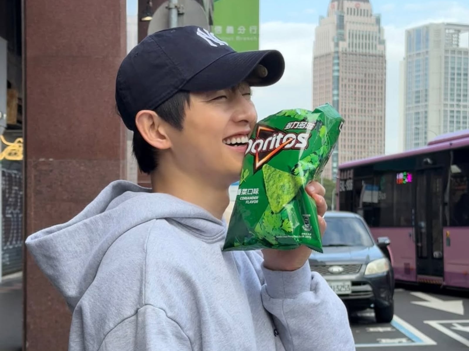 宋仲基金唱片來台灣！拿香菜多力多滋、拎台北市環保袋街頭燦笑引熱議！