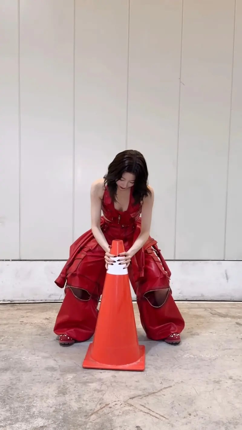 LE SSERAFIM 中村一葉來台灣再度玩瘋！拿路邊三角錐舉重引網笑：「每次來都會拍幹片！」