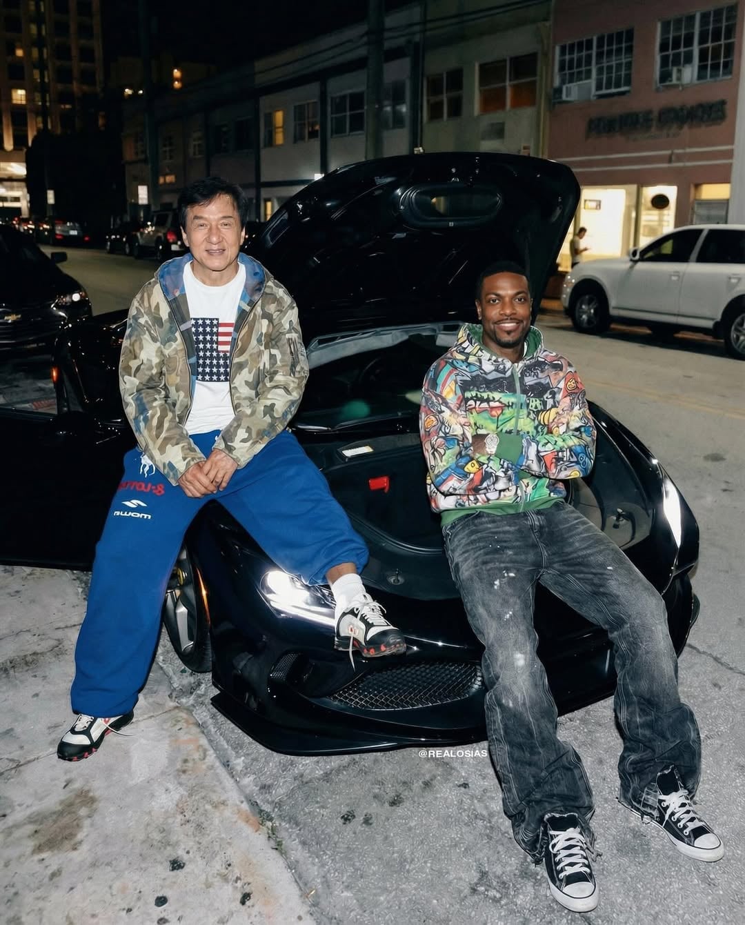成龍、李連杰變身「潮流功夫檔」？戴毛帽、穿迷彩褲在豪車前拍照，真的帥度破表！【穿搭會客室】