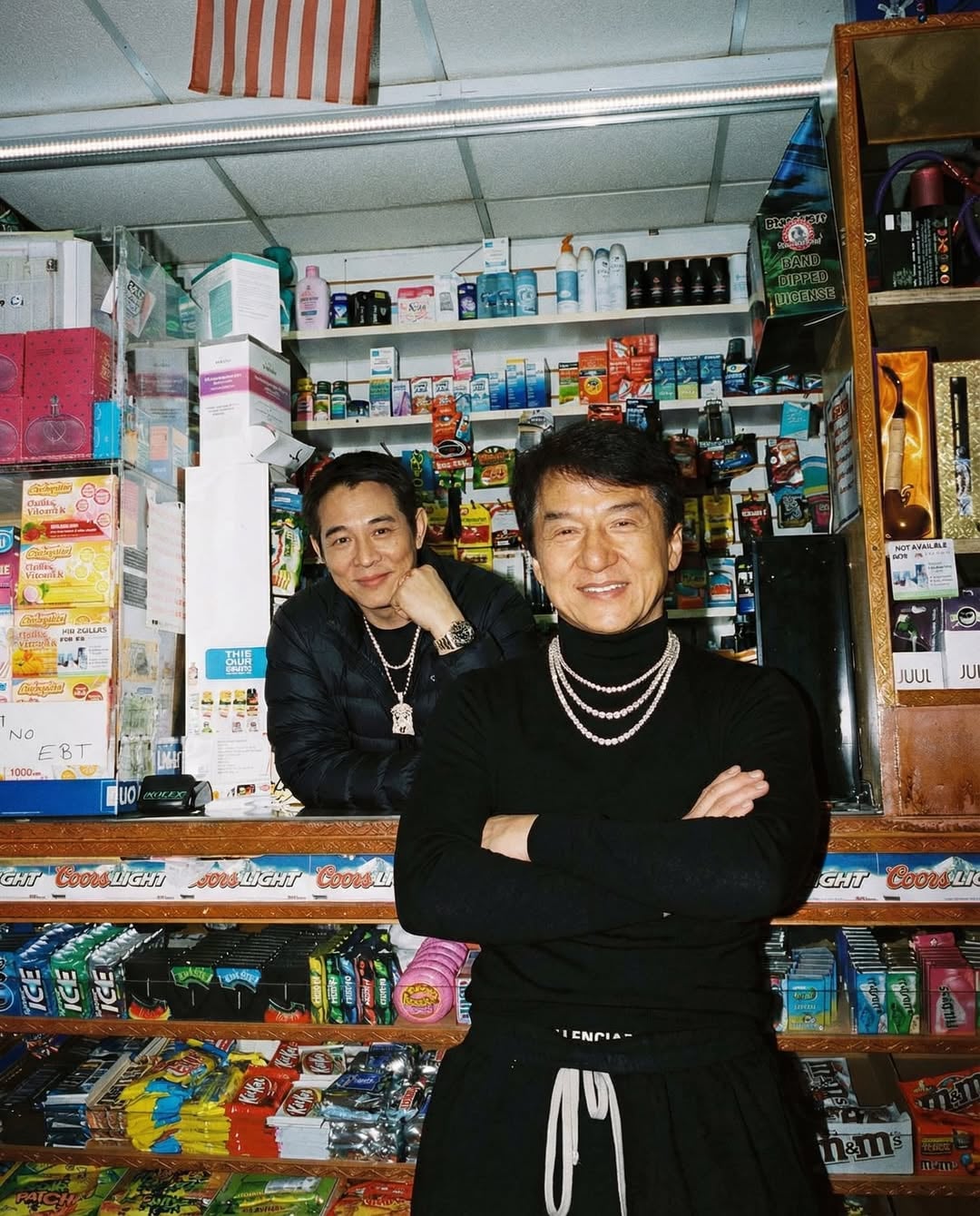 成龍、李連杰變身「潮流功夫檔」？戴毛帽、穿迷彩褲在豪車前拍照，真的帥度破表！【穿搭會客室】