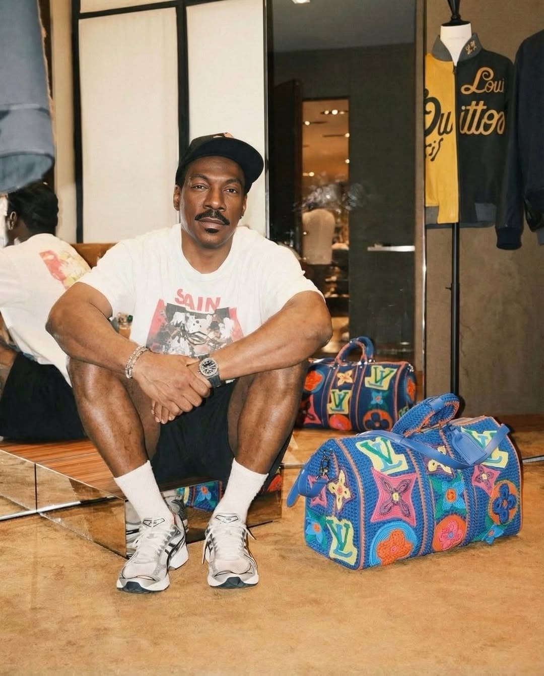 成龍、李連杰變身「潮流功夫檔」？戴毛帽、穿迷彩褲在豪車前拍照，真的帥度破表！【穿搭會客室】