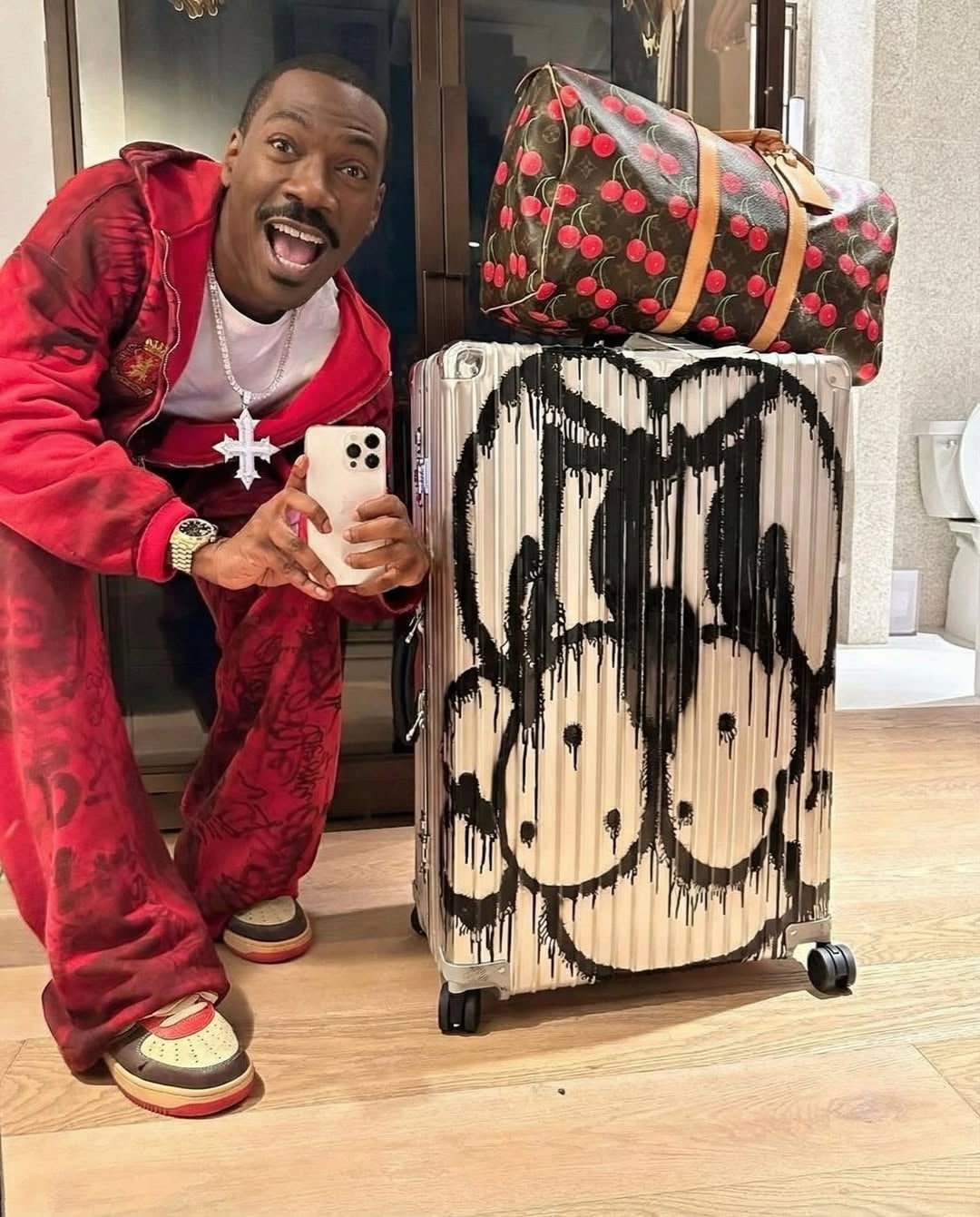 成龍、李連杰變身「潮流功夫檔」？戴毛帽、穿迷彩褲在豪車前拍照，真的帥度破表！【穿搭會客室】