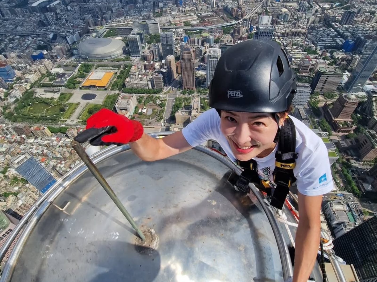 賈永婕登頂台北 101 塔尖解放雙手！自曝：「瘋子董事長！」