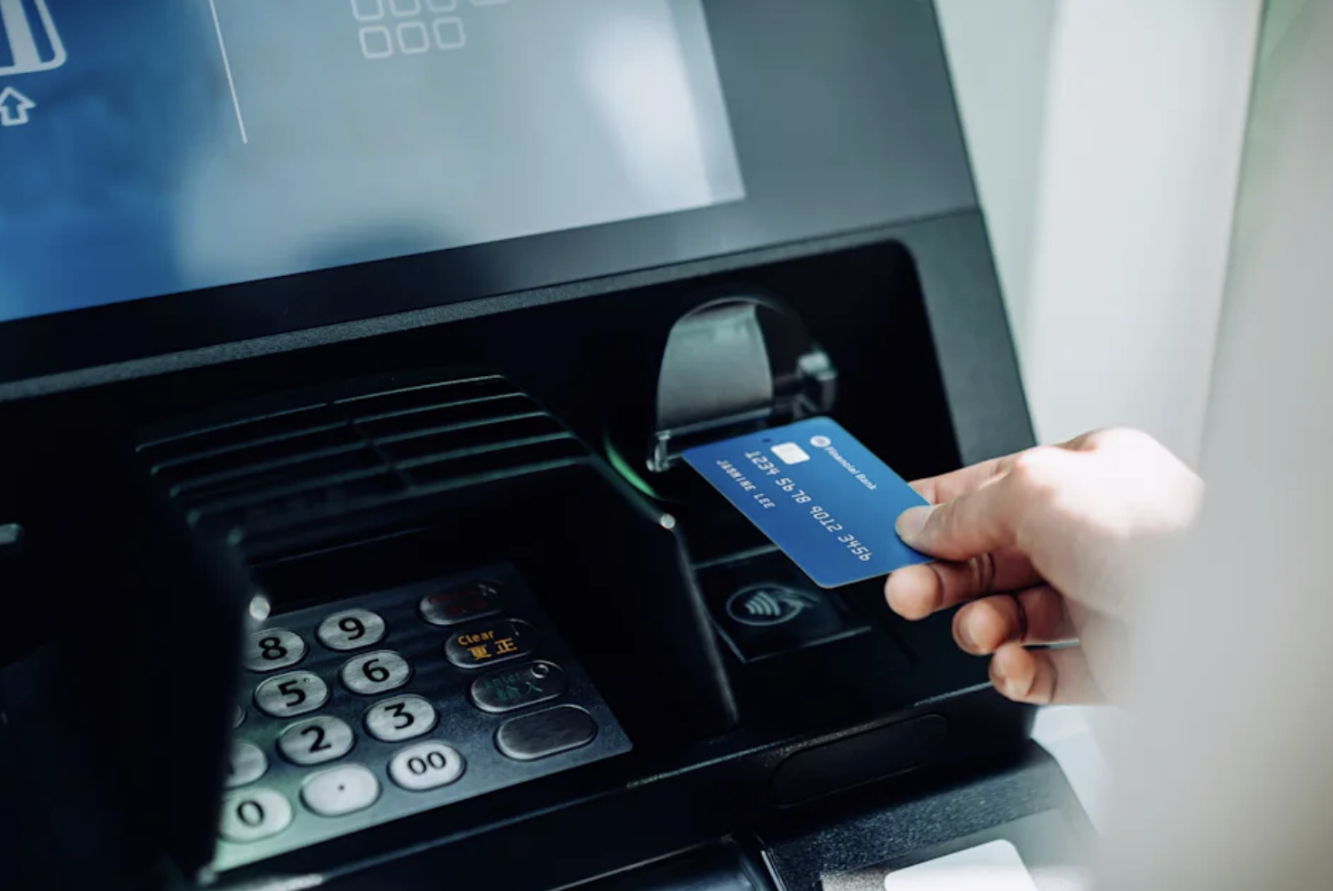 ATM 領錢戴口罩、安全帽將觸動警報！6 家金融機構 500 台試辦防詐！