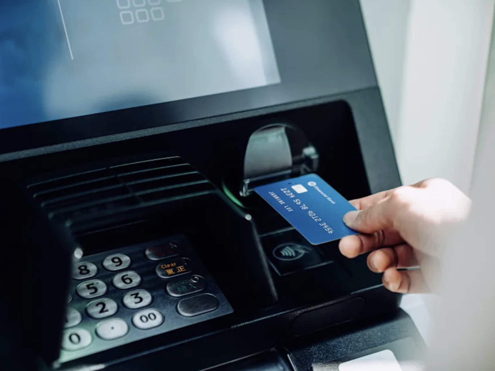 ATM 領錢戴口罩、安全帽將觸動警報！6 家金融機構 500 台試辦防詐！