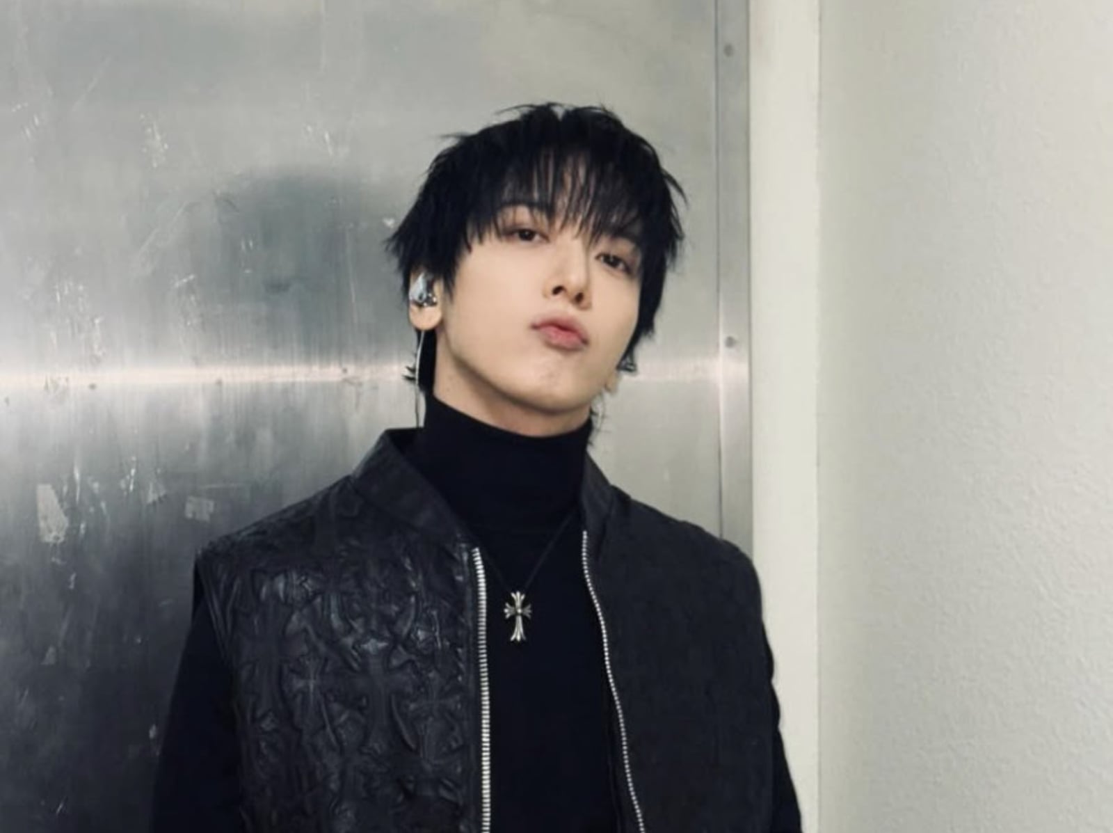 CNBLUE 鄭容和出道 16 週年直播！膝蓋發出咔咔聲，粉絲：「這是資歷的聲音！」