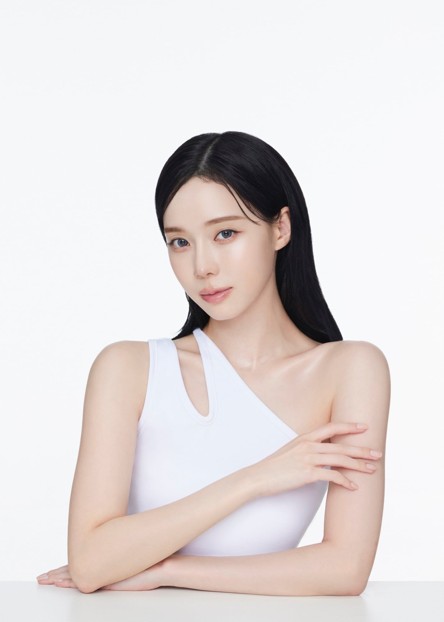 aespa WINTER 成為 AHC 全球品牌大使！韓國醫美保養品牌 2026 年強勢登台，限定周邊商品、官方小卡⋯一次看！