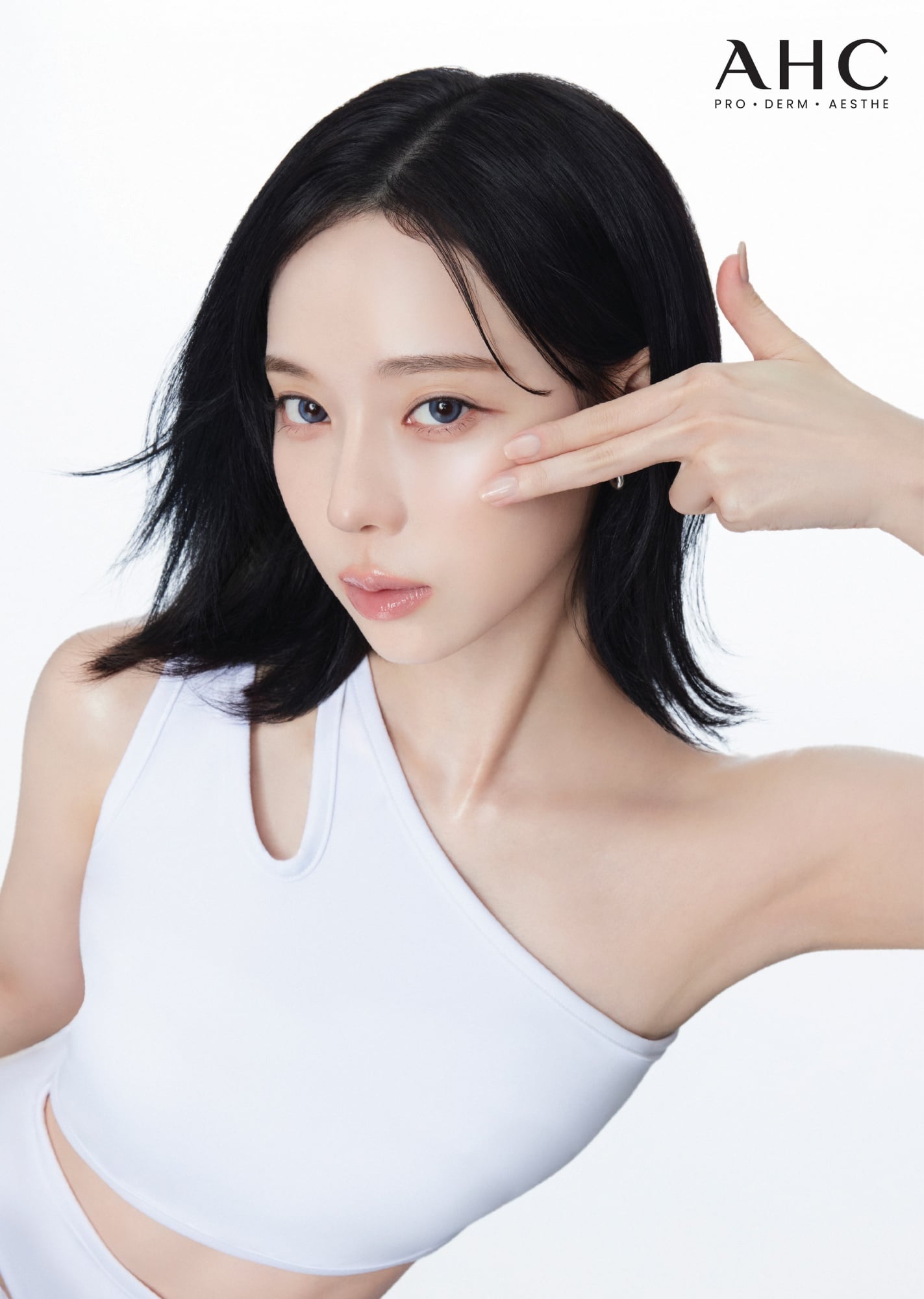 aespa WINTER 成為 AHC 全球品牌大使！韓國醫美保養品牌 2026 年強勢登台，限定周邊商品、官方小卡⋯一次看！