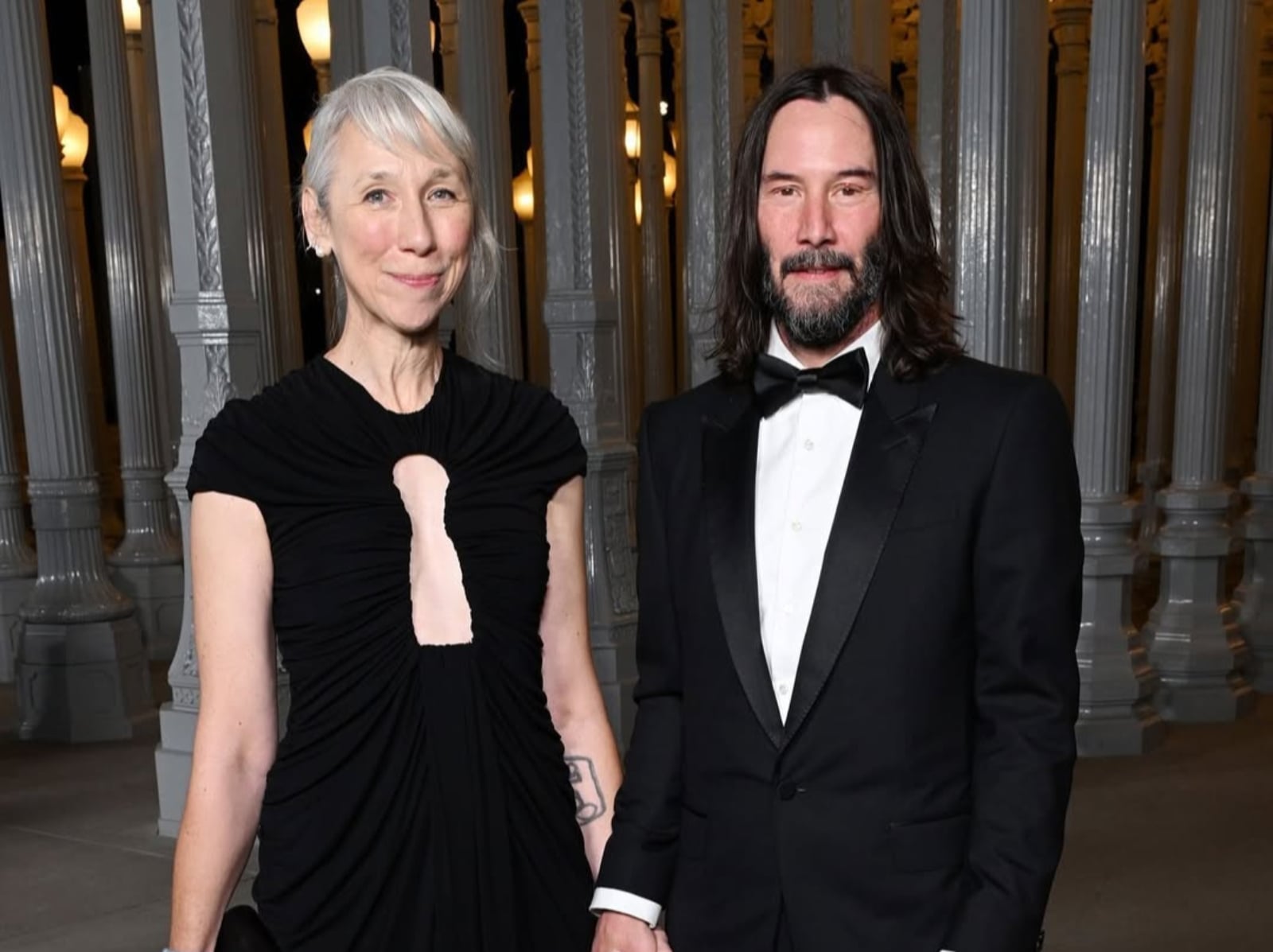 基努李維女友首度大方放閃！4 年低調戀情甜蜜互動曝光！