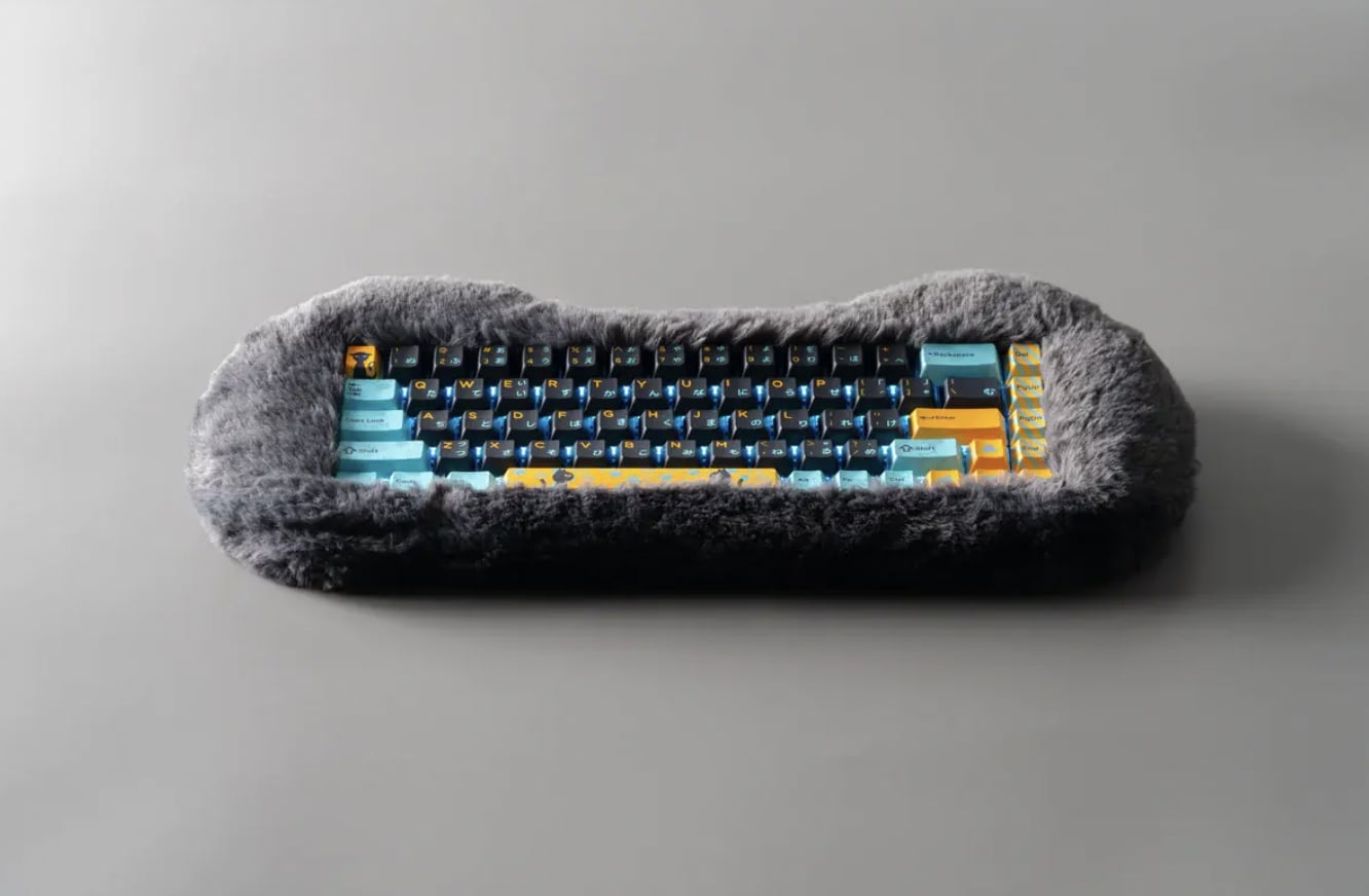 日本限量毛茸茸機械鍵盤「PETBRICK 65」爆紅！網喊：「終於能在辦公桌擼貓了！」