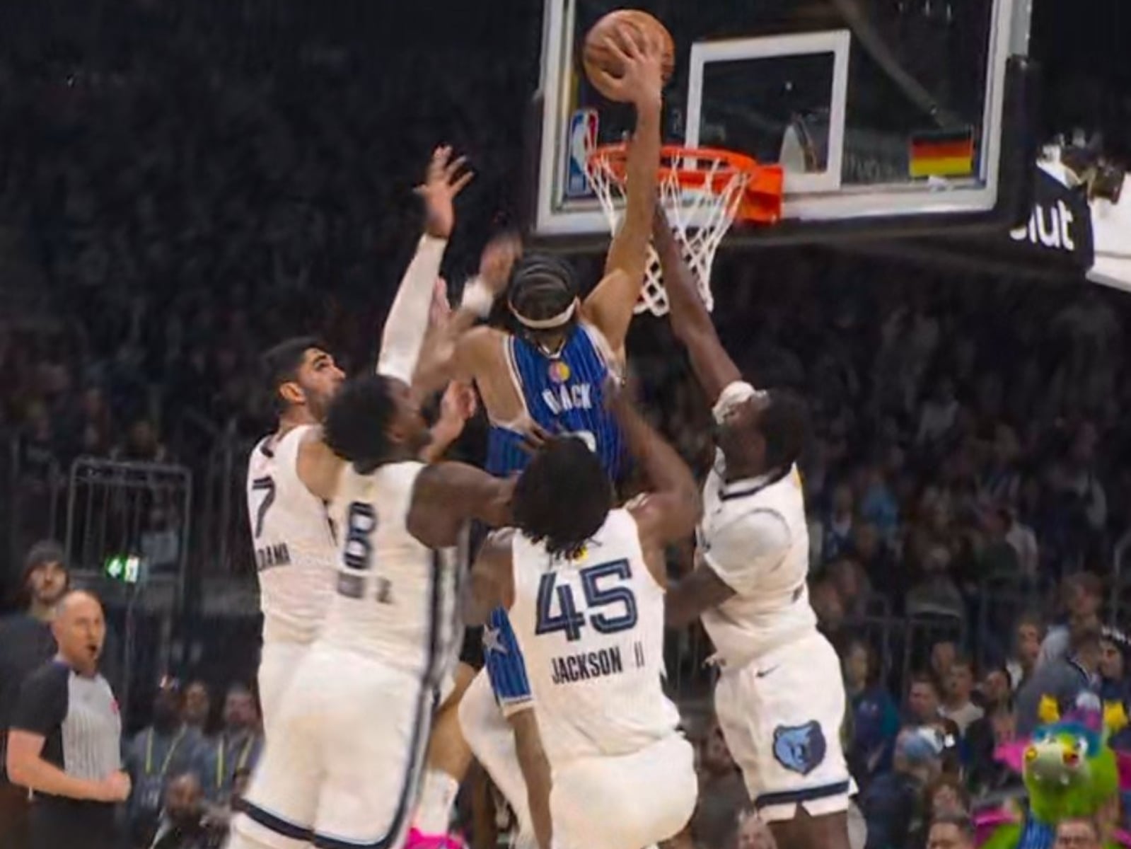 NBA／Anthony Black 上演超扯「快攻一灌四」暴扣震撼全場！預約年度最佳灌籃！