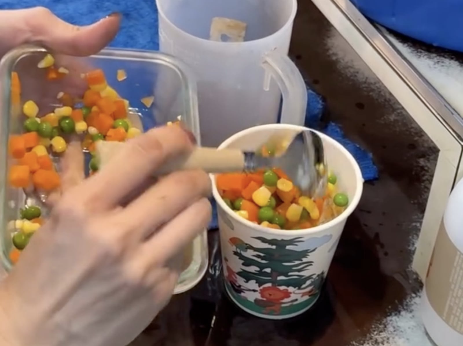 早餐店三色豆奶茶 20 元爆紅！老闆試喝差點吐，網友崩潰：「要報警了！」