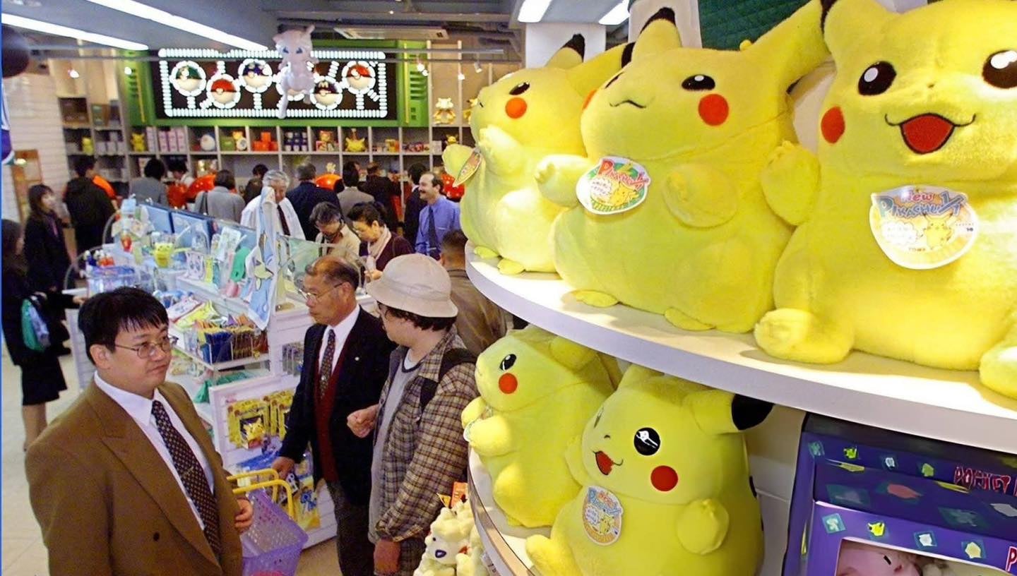 寶可夢 30 周年「胖胖皮卡丘」回歸！等身大娃娃復刻 1996 年經典萌樣