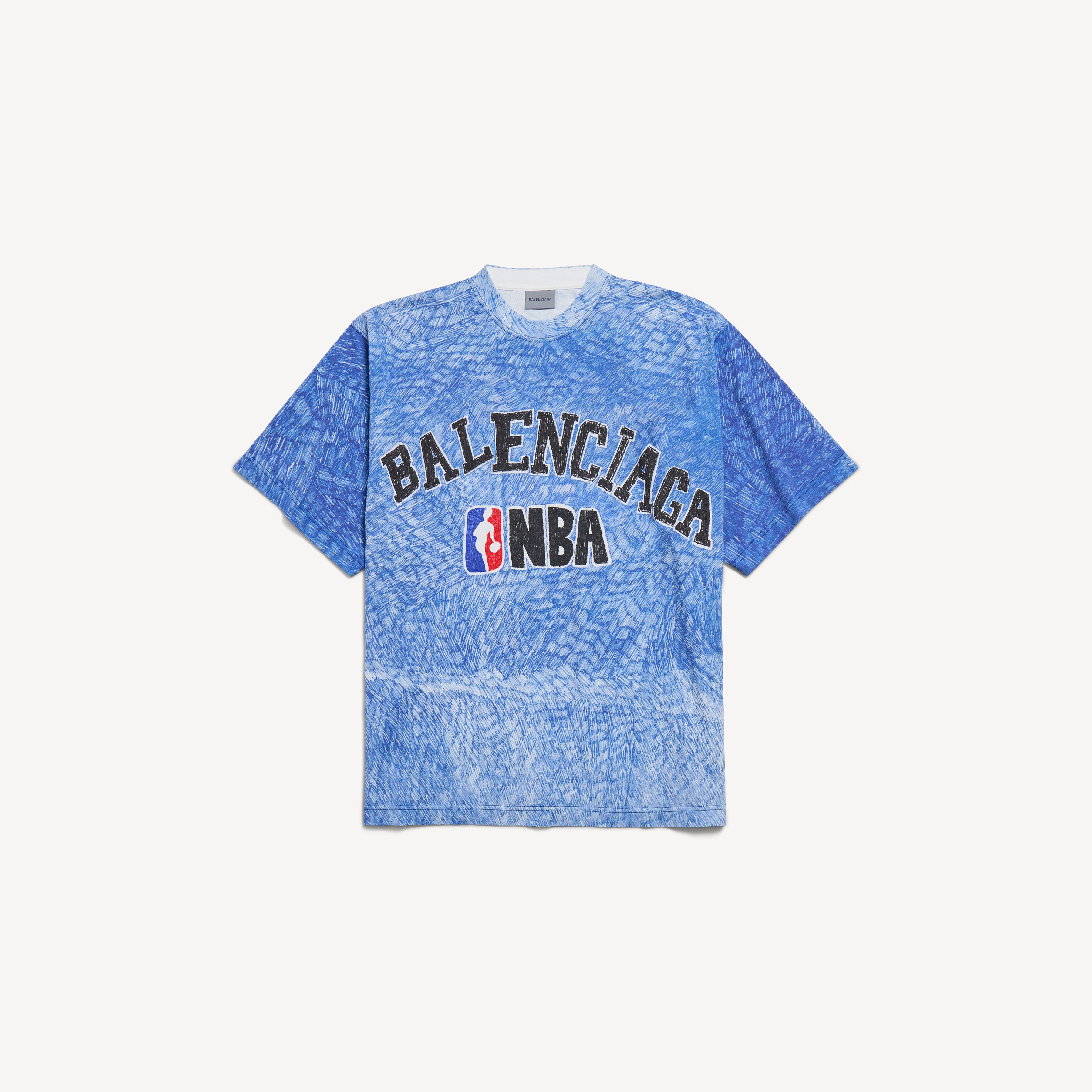 Balenciaga x NBA 夢幻跨界聯名來了！籃球外套、球衣、護照夾⋯高奢運動風太欠買！