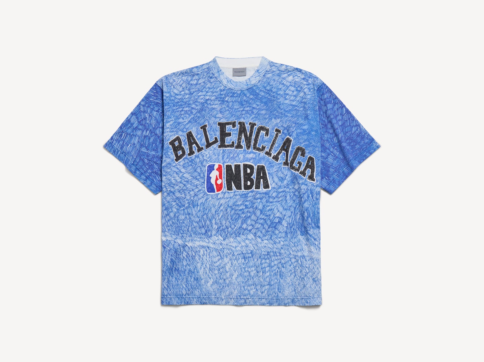 Balenciaga x NBA 夢幻跨界聯名來了！籃球外套、球衣、護照夾⋯高奢運動風太欠買！