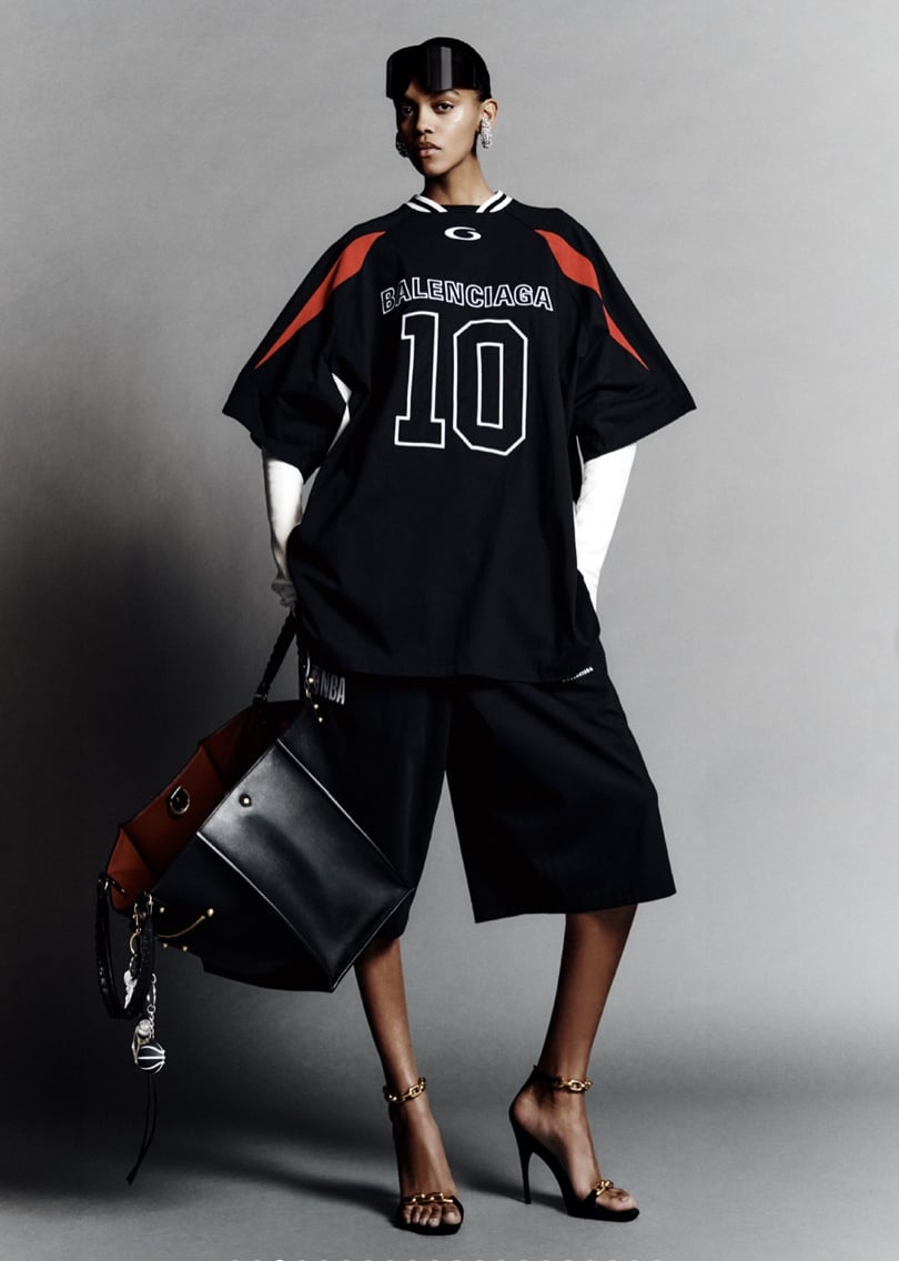 Balenciaga x NBA 夢幻跨界聯名來了！籃球外套、球衣、護照夾⋯高奢運動風太欠買！