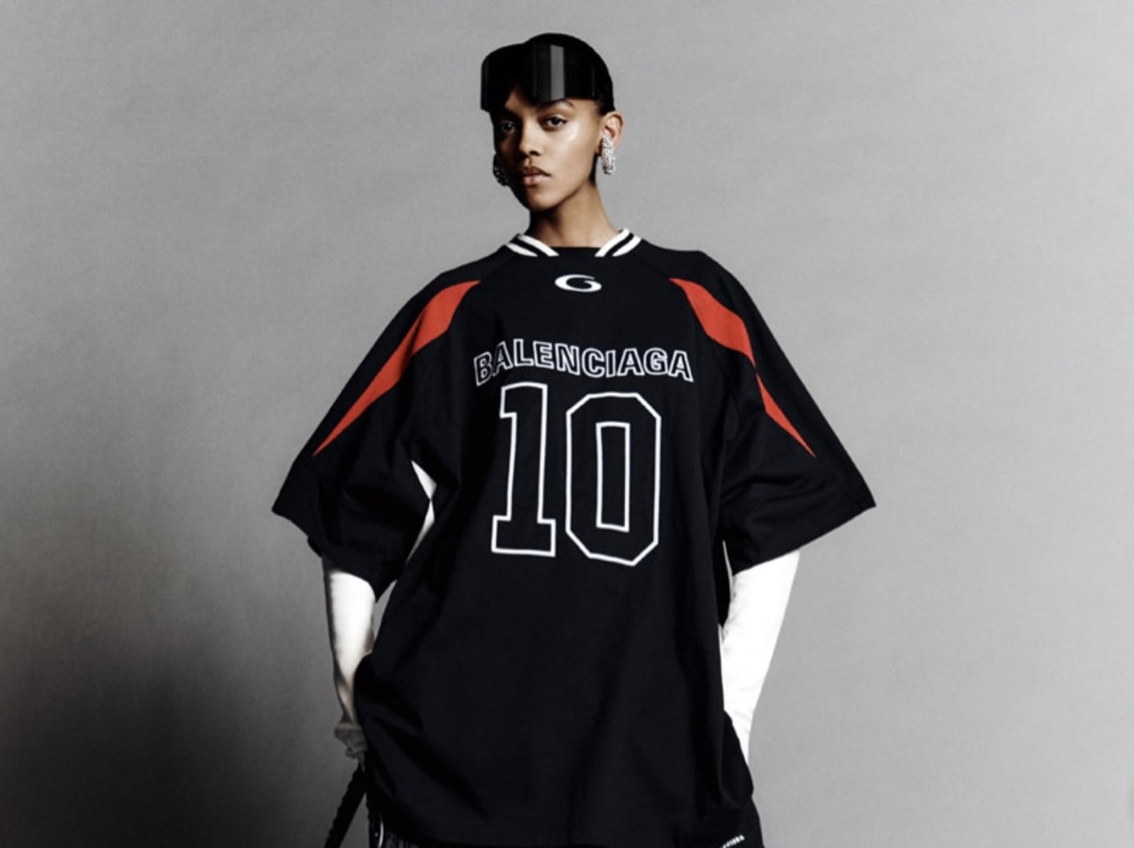 Balenciaga x NBA 夢幻跨界聯名來了！籃球外套、球衣、護照夾⋯高奢運動風太欠買！