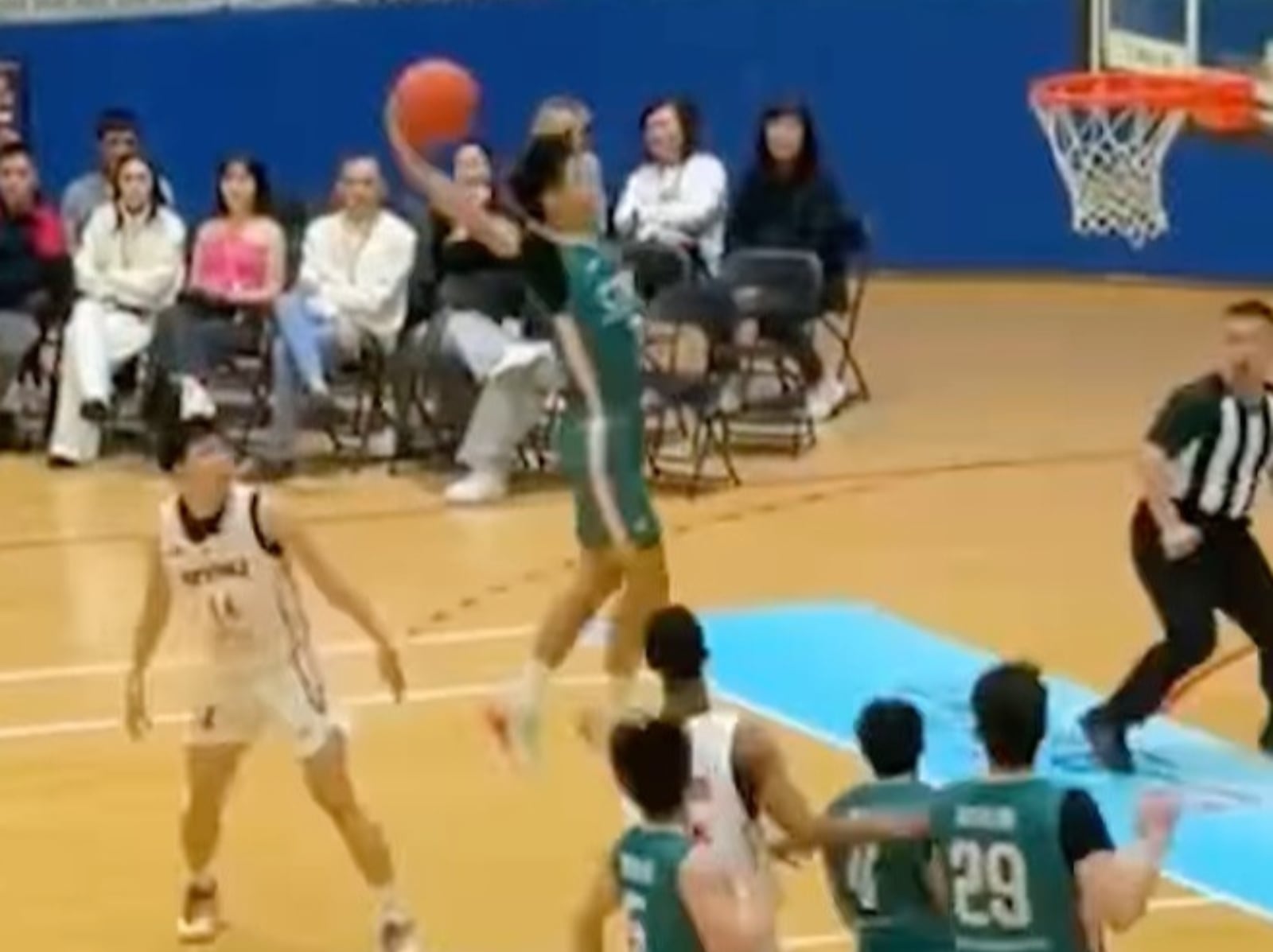 「中信飛人」張俊生上演本季 UBA 最扯灌籃！罰球線內一大步升空帥翻全台球迷！