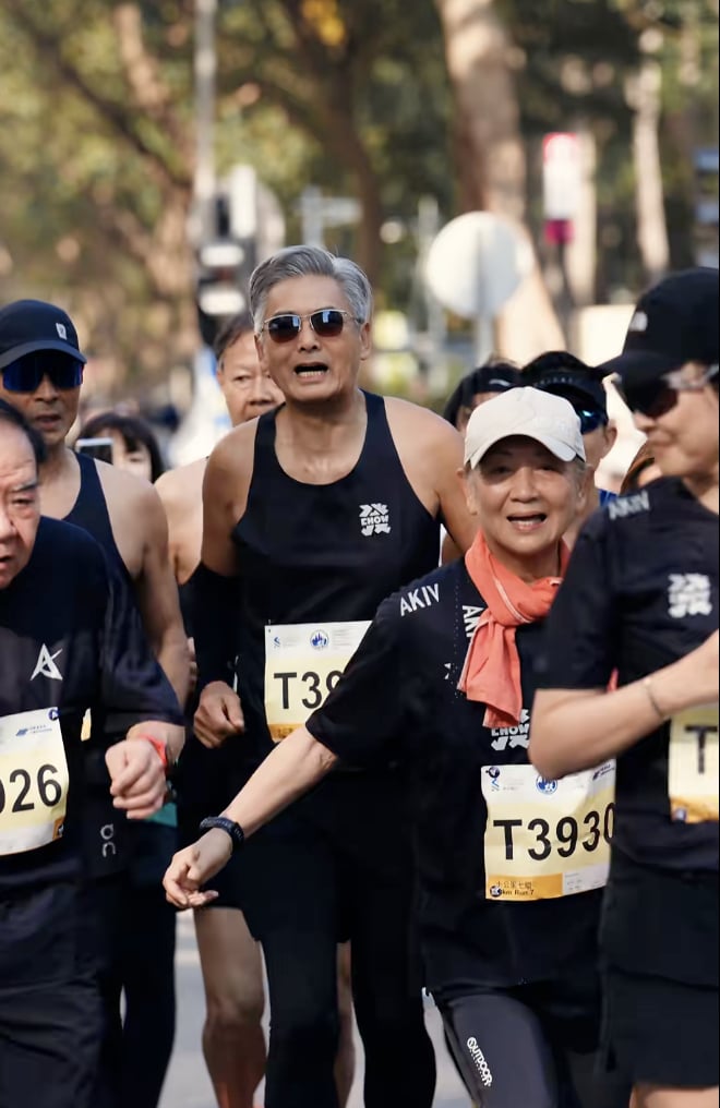 周潤發 70 歲跑馬拉松！與演藝圈好友組成跑步團自嘲沒人找拍片！