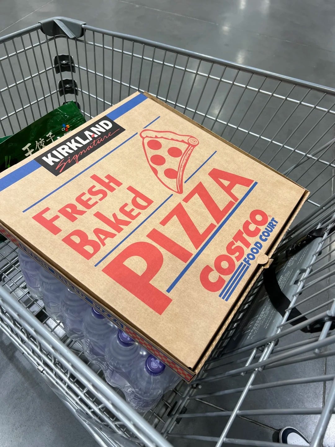 好市多 Costco 大披薩騎機車怎麼載回家？阿伯「一妙招」網讚：「台灣人真的太聰明了！」