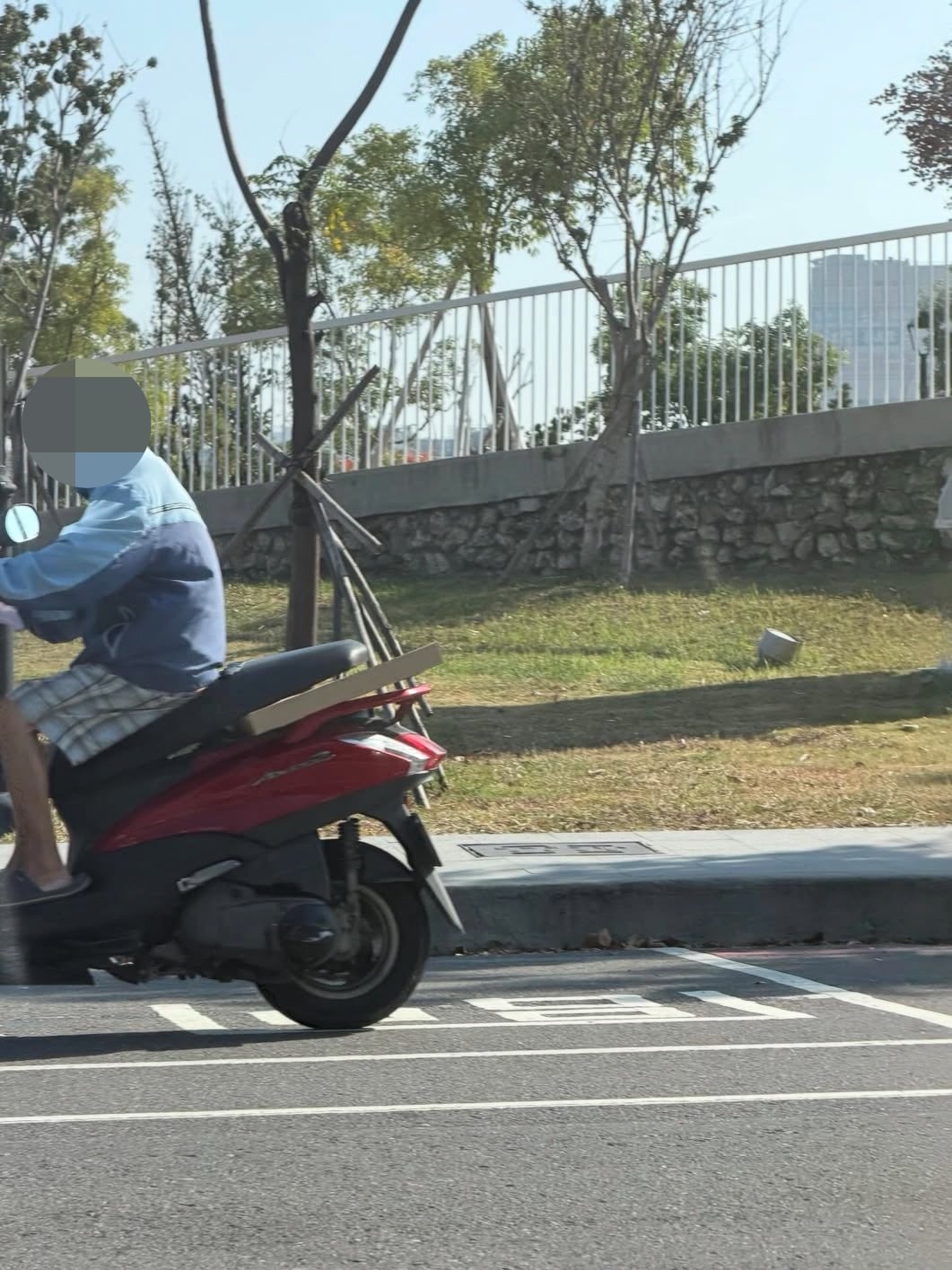 好市多 Costco 大披薩騎機車怎麼載回家？阿伯「一妙招」網讚：「台灣人真的太聰明了！」