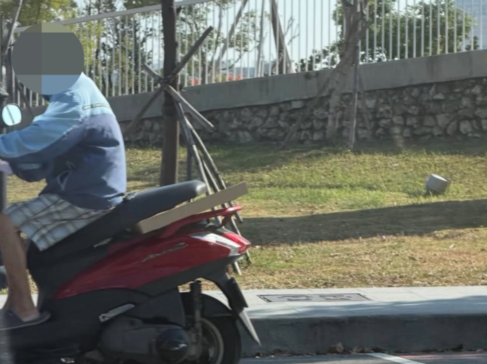 好市多 Costco 大披薩騎機車怎麼載回家？阿伯「一妙招」網讚：「台灣人真的太聰明了！」