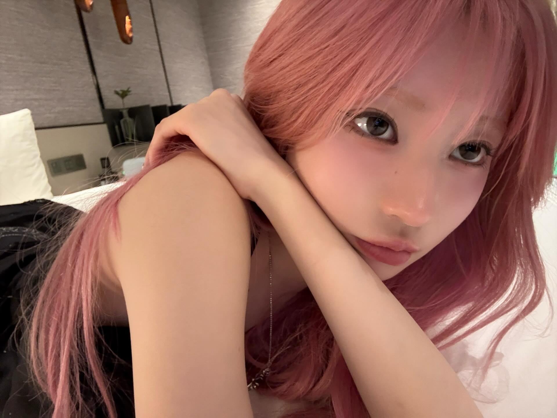 BABYMONSTER Asa 粉髮躺床照曝光！慵懶仙氣滿滿，粉絲：「心臟爆擊！」