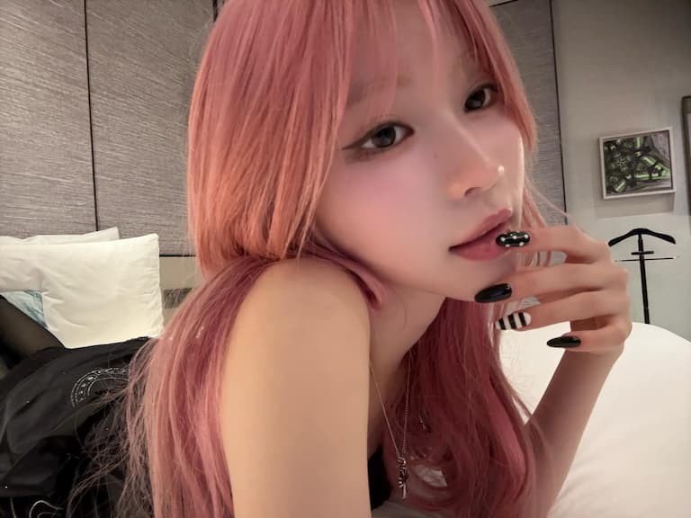 BABYMONSTER Asa 粉髮躺床照曝光！慵懶仙氣滿滿，粉絲：「心臟爆擊！」