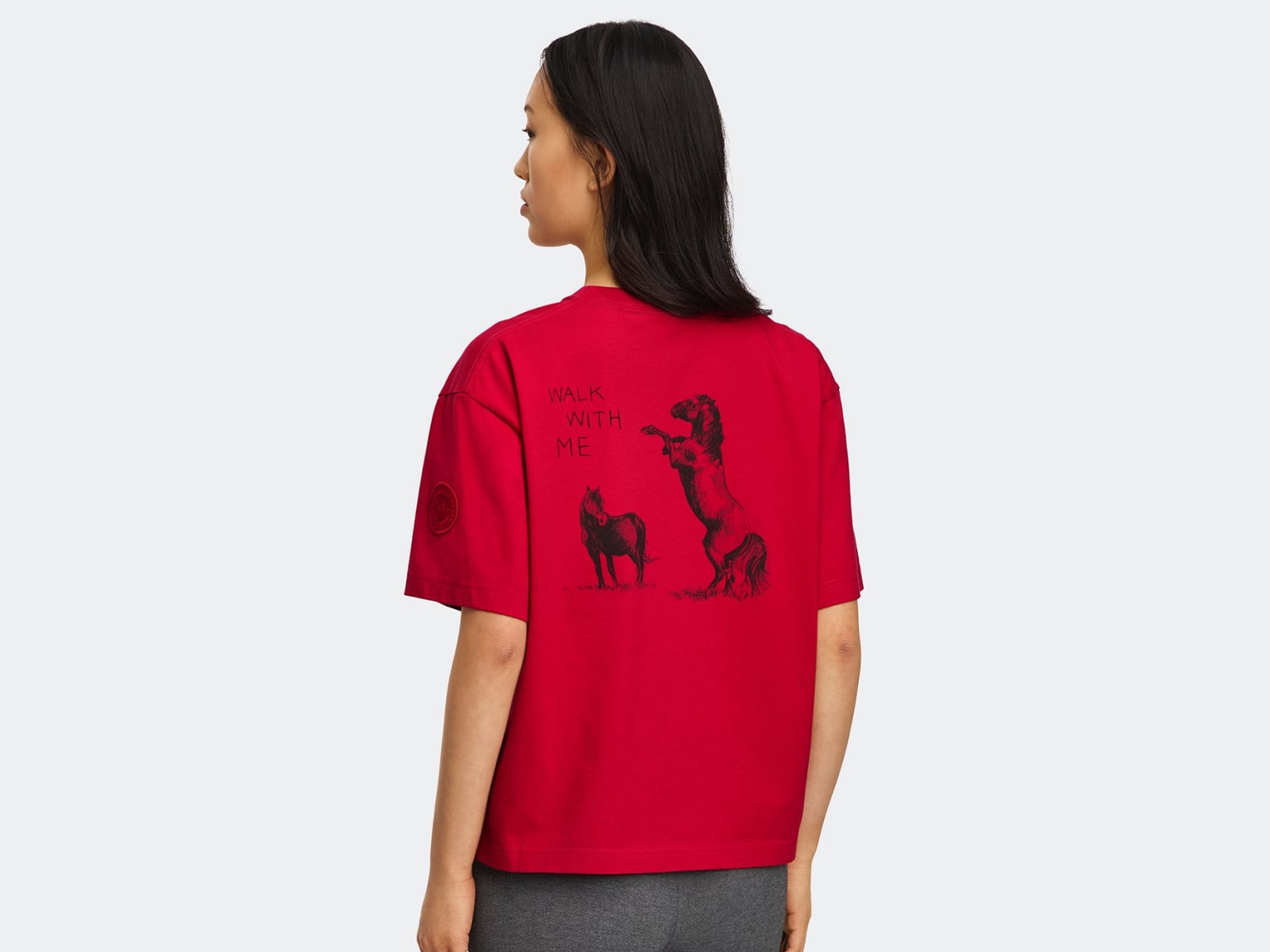 過年穿搭必備紅色單品！Canada Goose 推馬年限定系列，胭脂紅羽絨夾克、抓絨外套引一次看