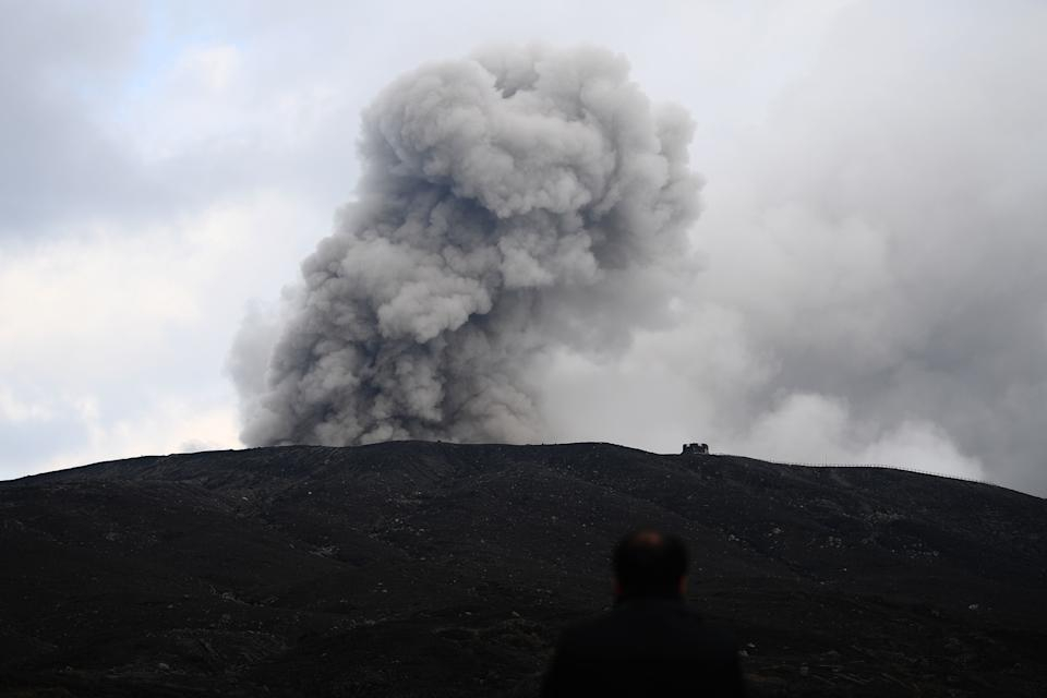 熊本阿蘇山直升機意外失事！台灣夫妻檔搭與機師共 3 人音訊全無！