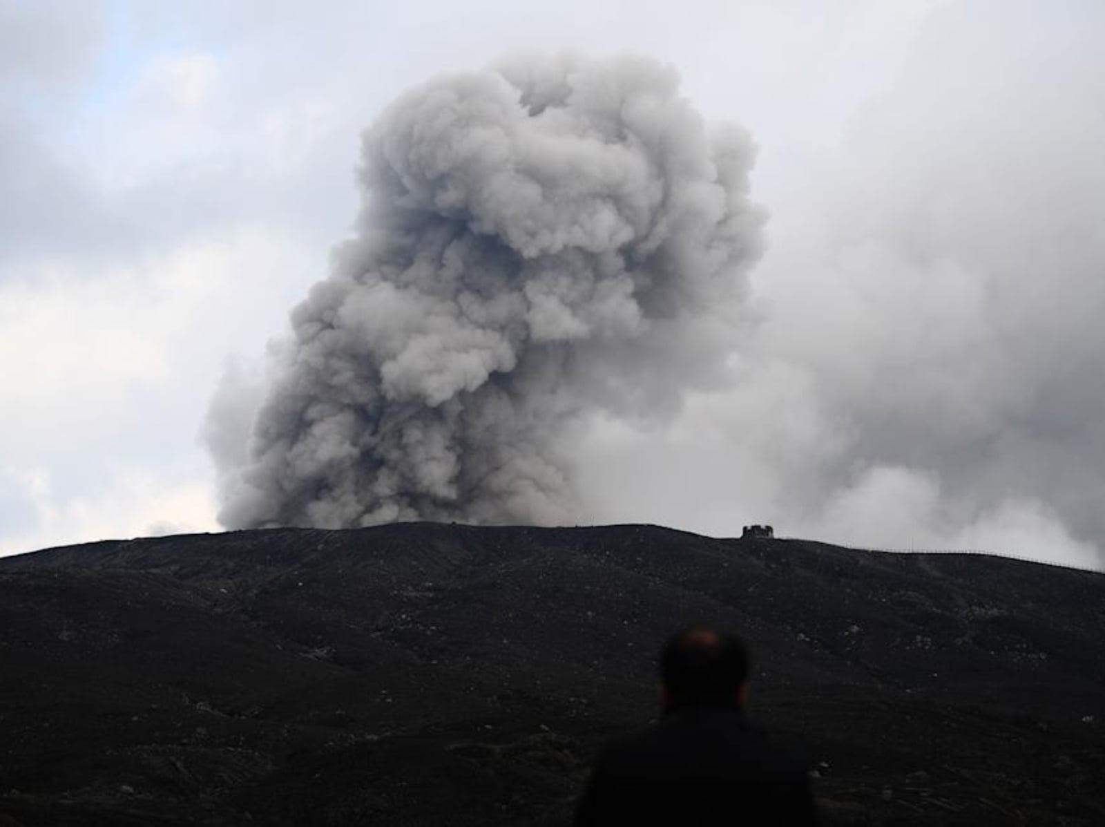 熊本阿蘇山直升機意外失事！台灣夫妻檔搭與機師共 3 人音訊全無！