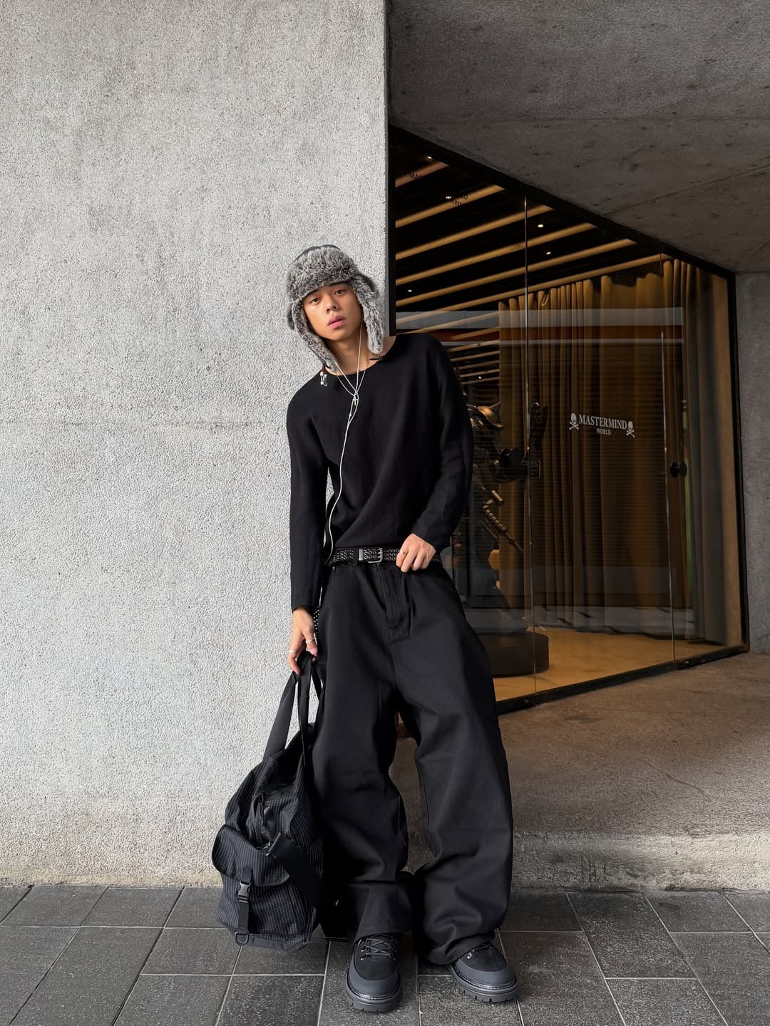 被稱為「東方 Central Cee」的他是誰？用鏡子拍出爆紅穿搭影片的香港新面孔【穿搭會客室】