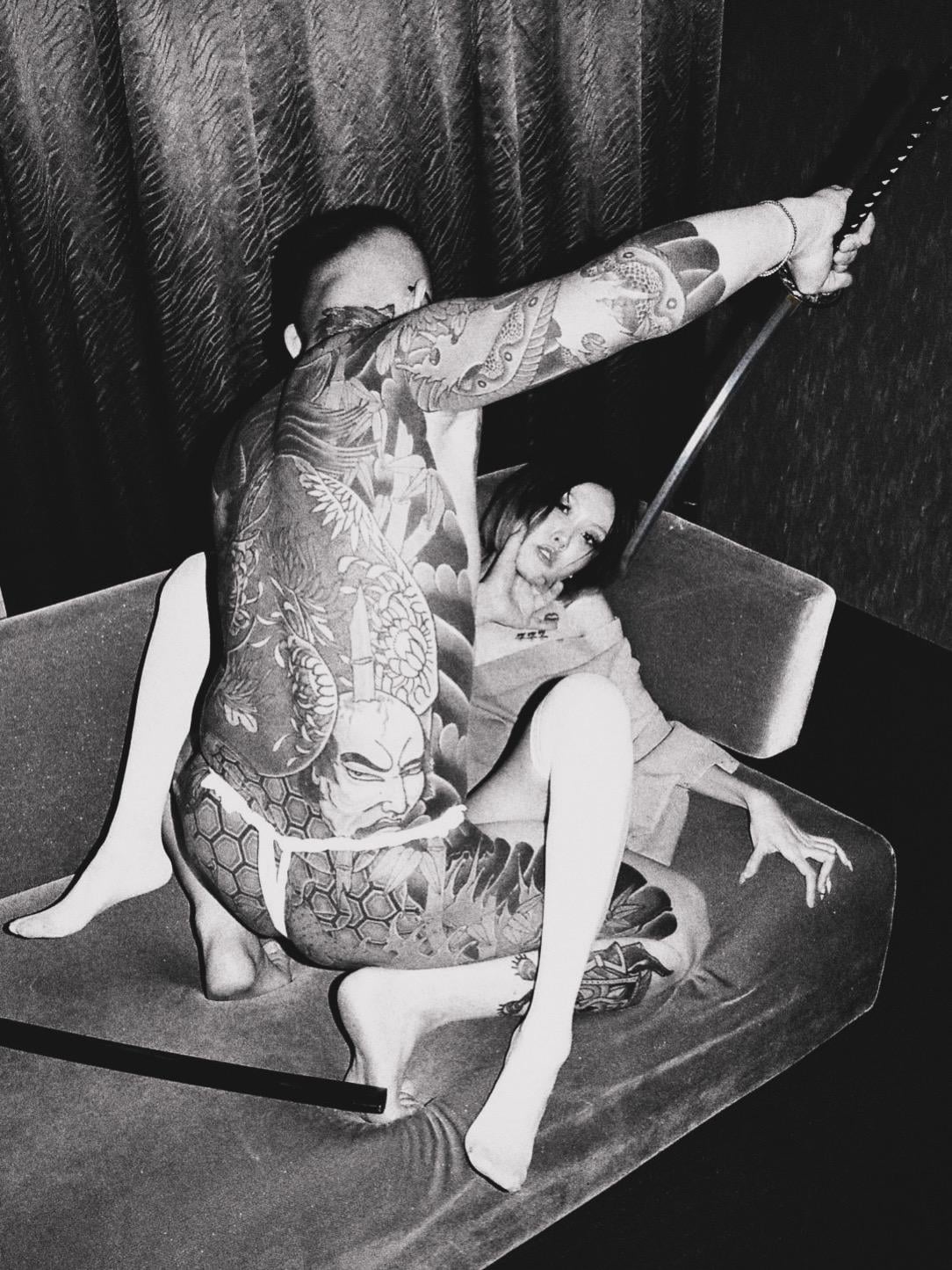 刺青界冒險王轉戰藝術圈！彫柏用純金箔畫與情色美學正面迎戰 AI 時代！