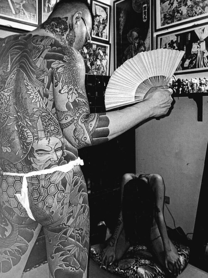 刺青界冒險王轉戰藝術圈！彫柏用純金箔畫與情色美學正面迎戰 AI 時代！