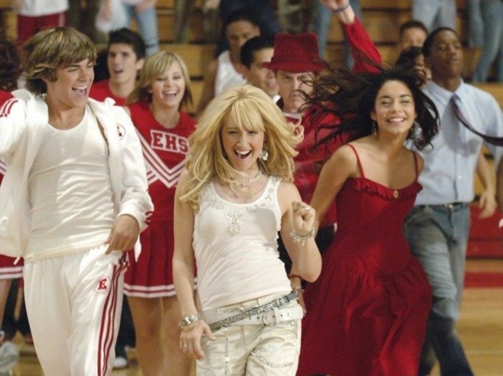 《歌舞青春》20 週年幕後花絮曝光！柴克艾弗隆、凡妮莎哈金斯「青澀舞蹈」片段引爆回憶殺！