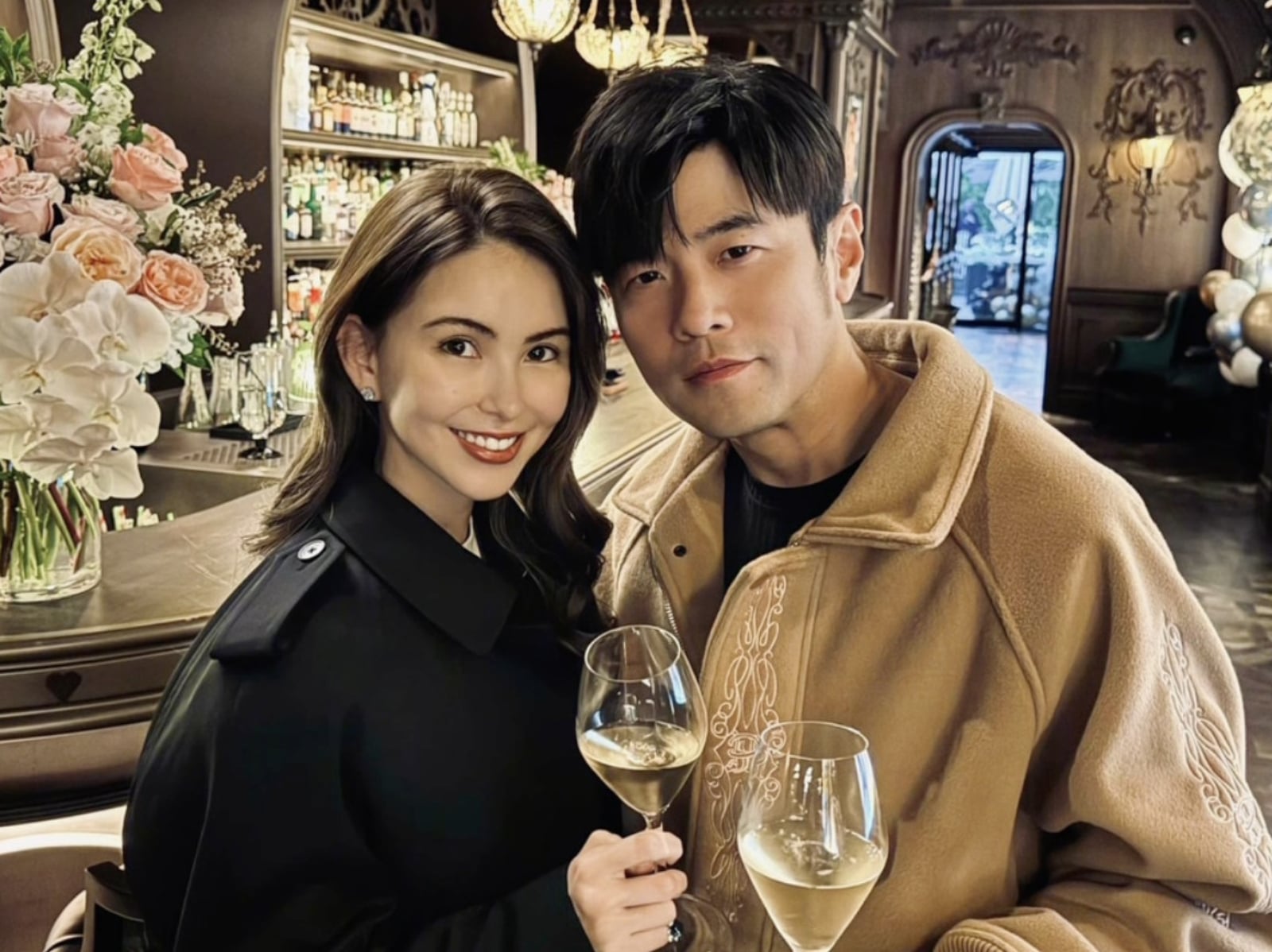 周杰倫昆凌澳網看球甜蜜互動曝光！結婚 11 年摸腿小動作洩愛意！