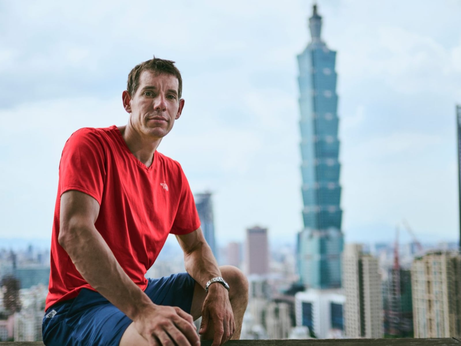 徒手攀爬台北101 的 Alex Honnold 到底有多狂？世上唯一征服酋長岩、最速三冠王攀登記錄！