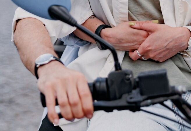 機車後座「環抱騎士」會觸法？警方出面澄清回應！