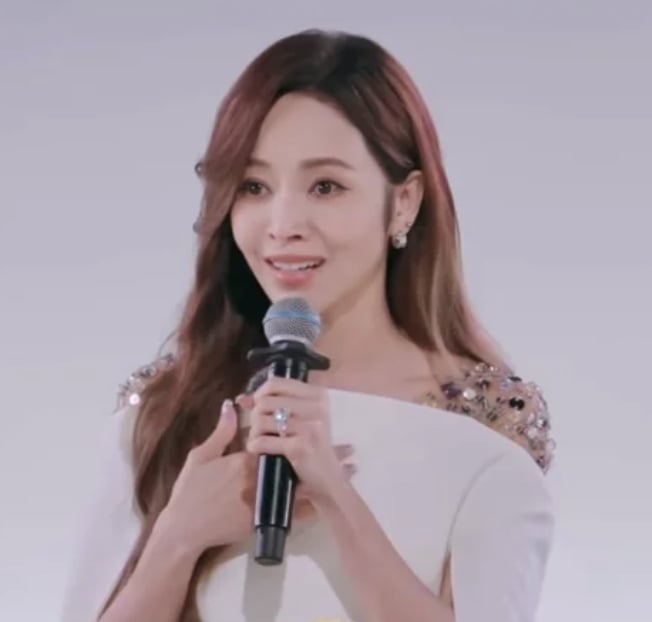 侯佩岑 48 歲近照曝光撞臉宋慧喬引熱議！網驚：「已經不是本人了！」