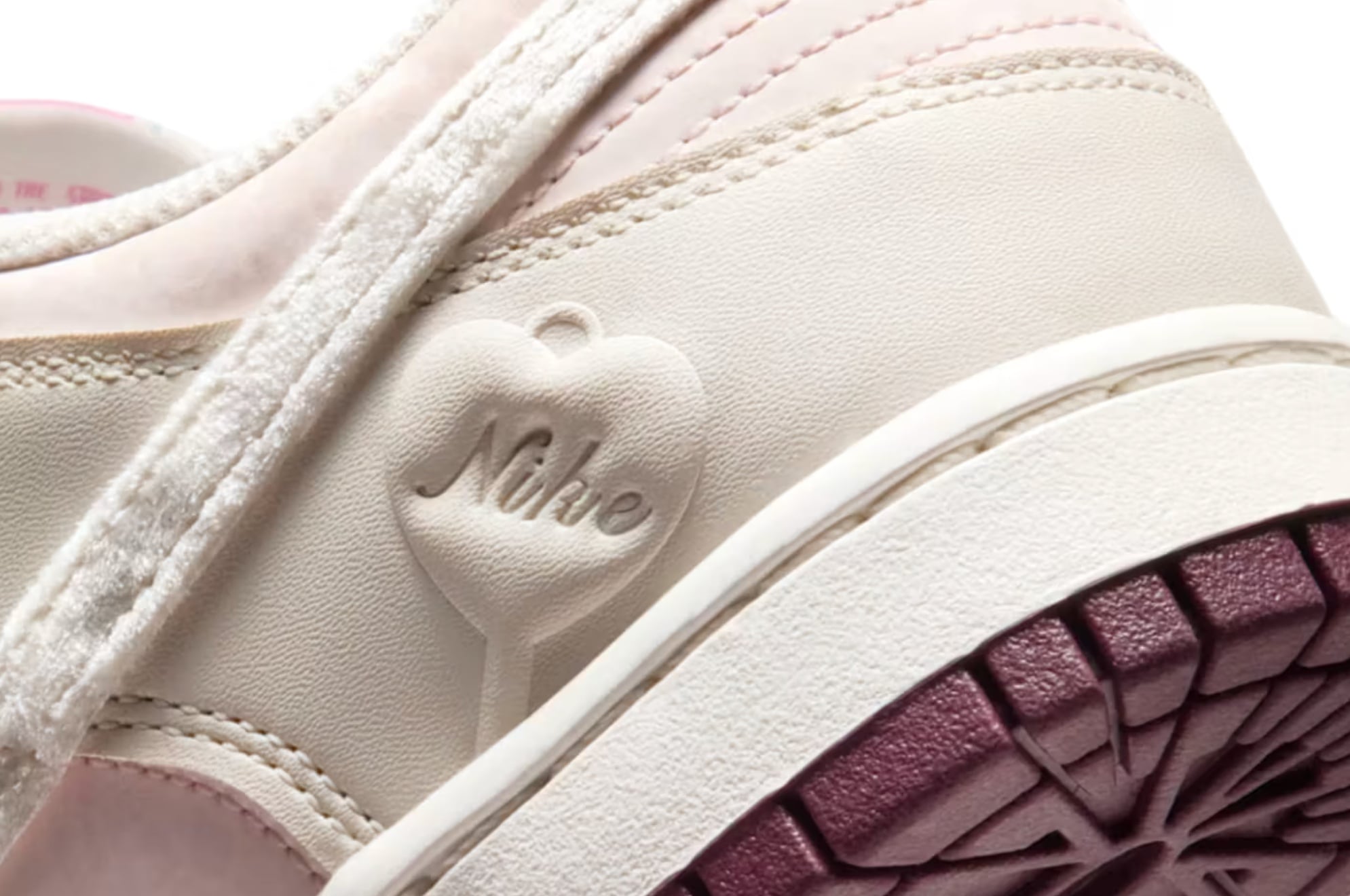 Nike Dunk Low 全新「情人節限定配色」釋出！3D 立體絨毛勾勾可愛爆擊！