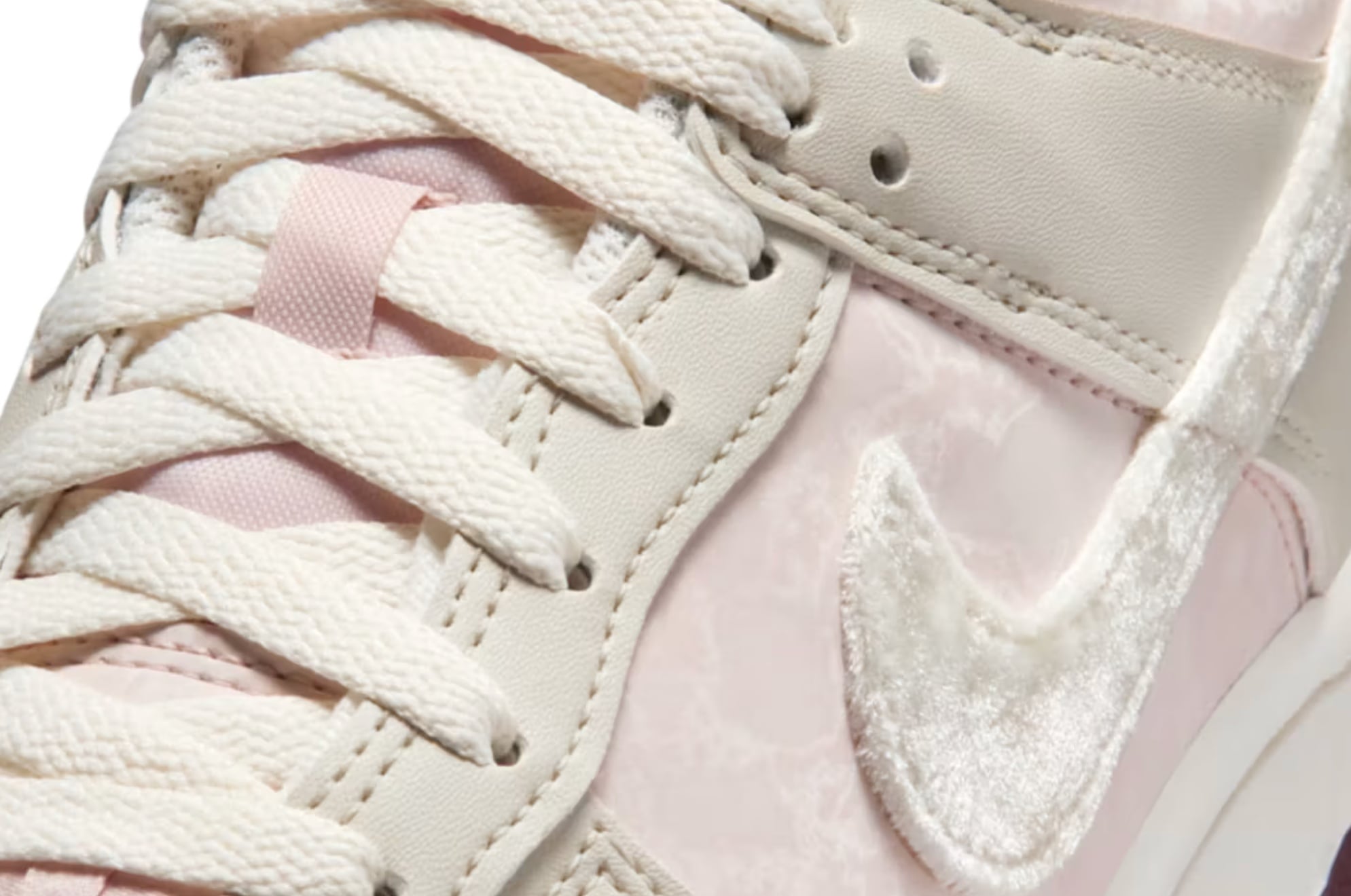 Nike Dunk Low 全新「情人節限定配色」釋出！3D 立體絨毛勾勾可愛爆擊！