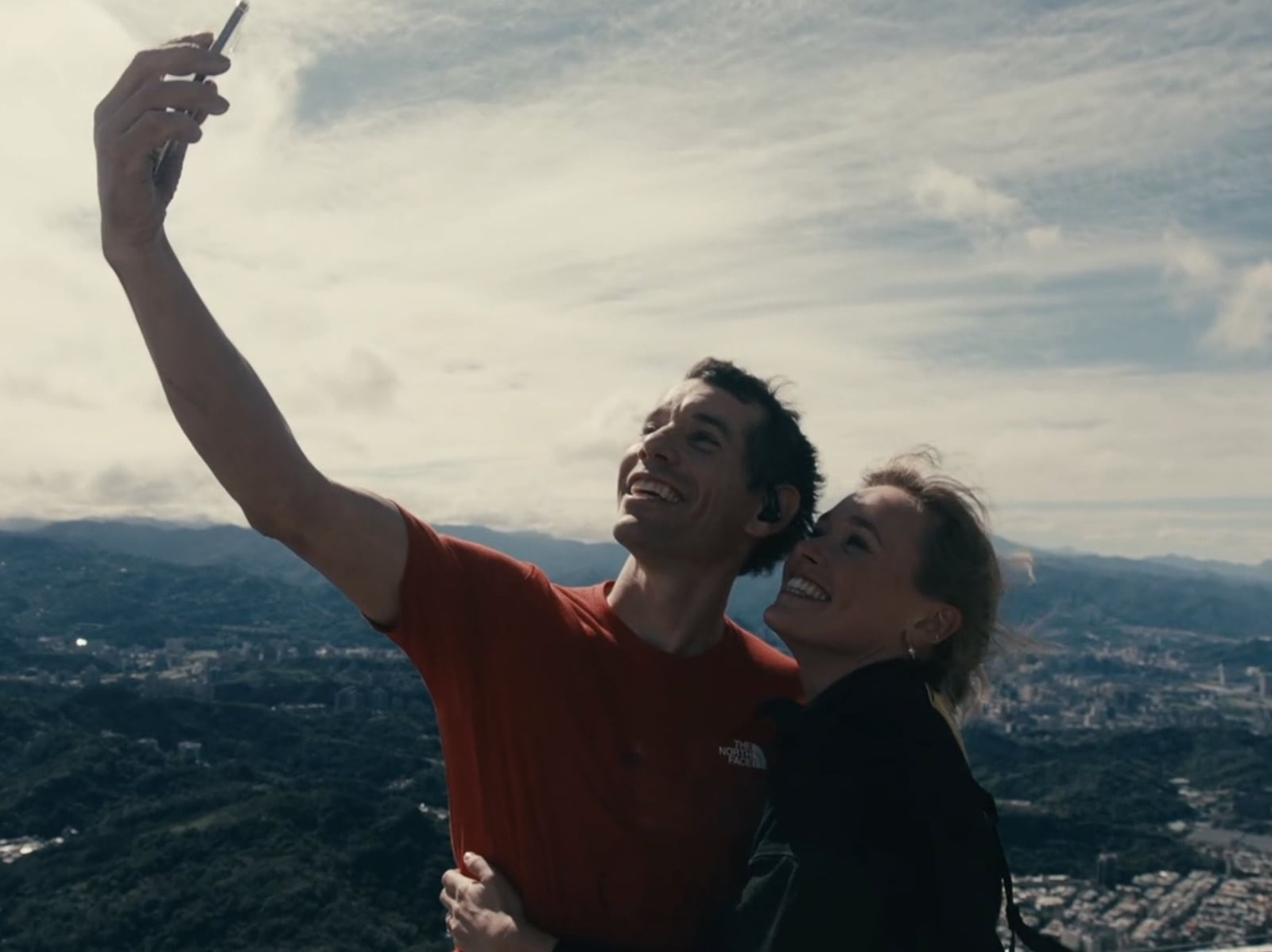 Alex Honnold 幽默表示「台北101 攀爬適合全家參加」！坦言「可以跟小孩視訊好方便！」