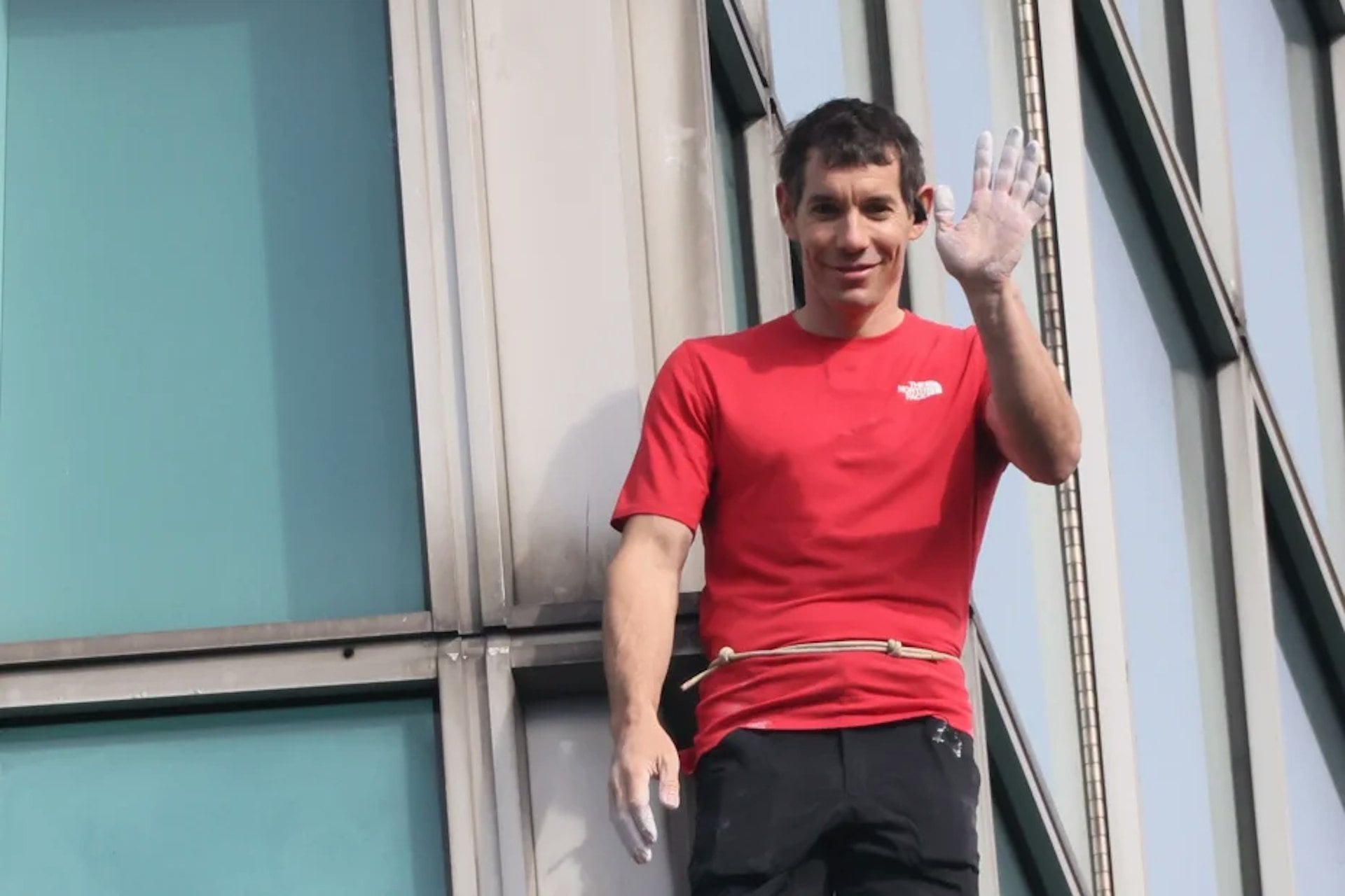 Alex Honnold 爬台北101 穿什麼鞋?裝備完整盤點、白色粉袋竟全球限量 20 個!