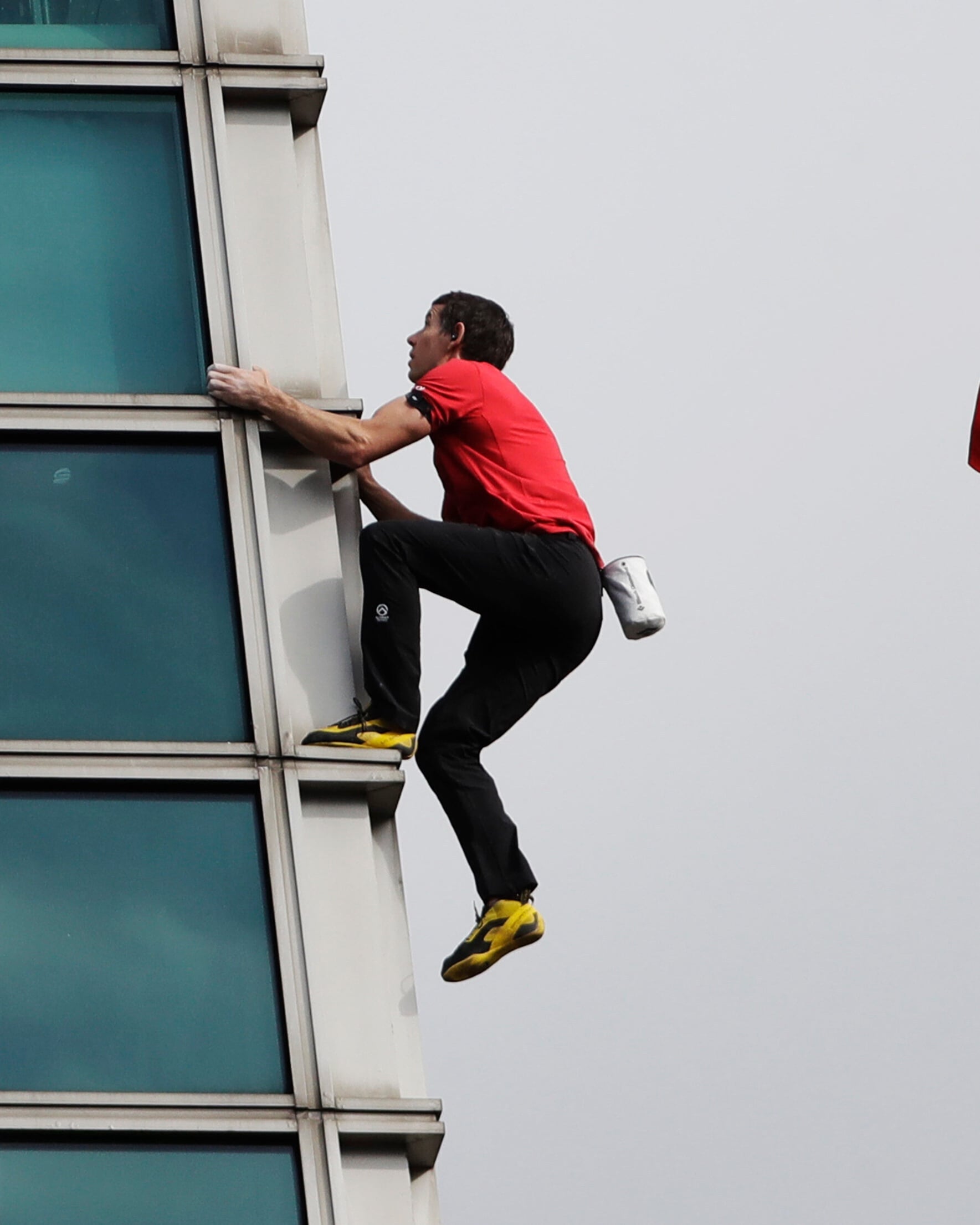 Alex Honnold 爬台北101 穿什麼鞋?裝備完整盤點、白色粉袋竟全球限量 20 個!