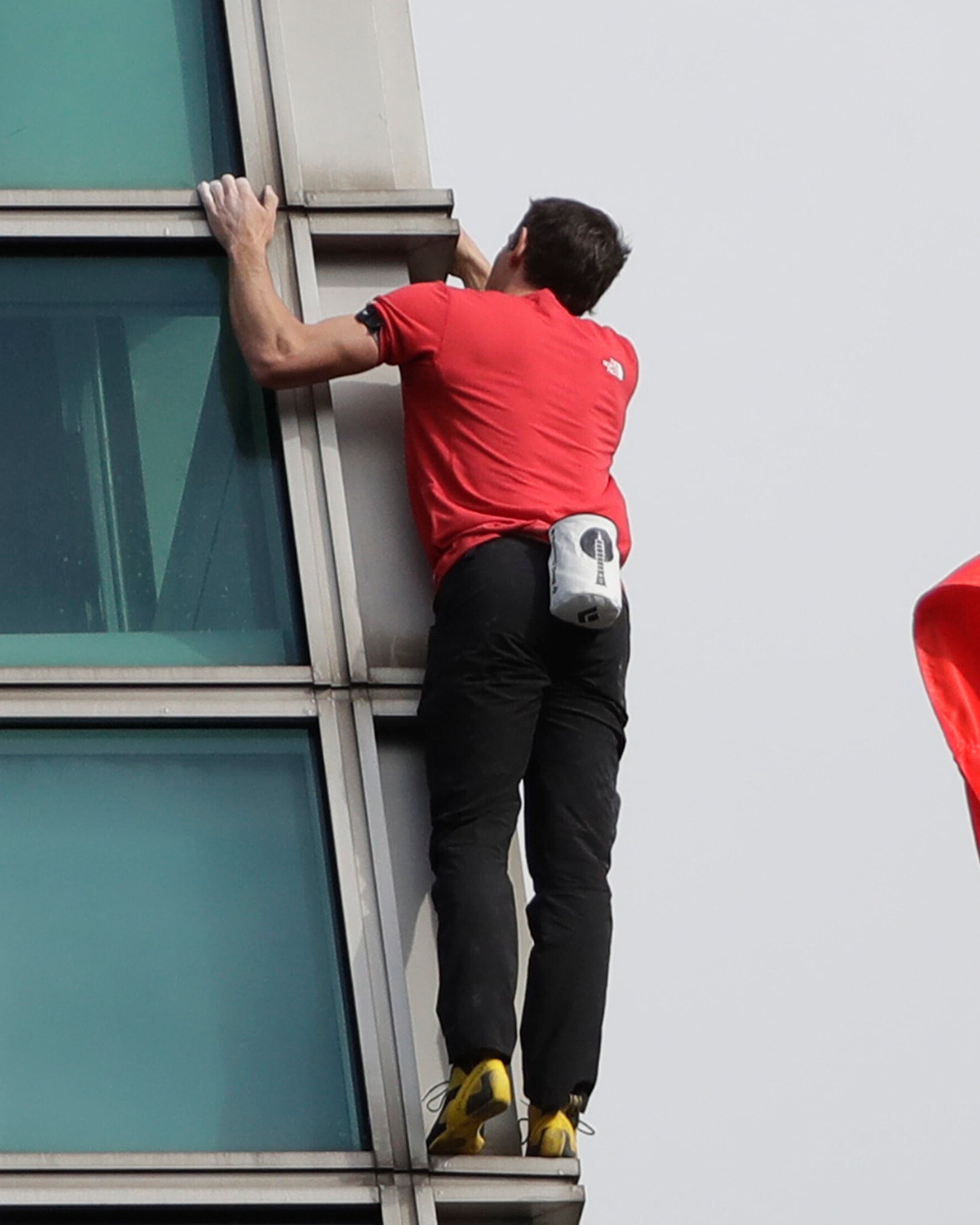 Alex Honnold 爬台北101 穿什麼鞋?裝備完整盤點、白色粉袋竟全球限量 20 個!