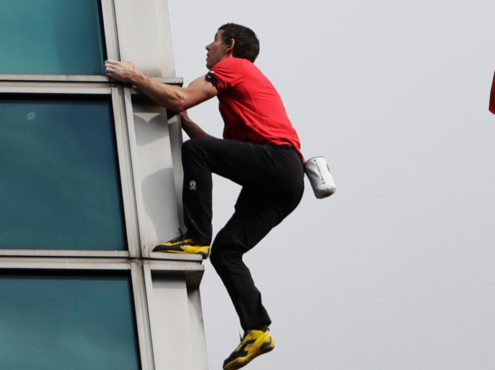 Alex Honnold 爬台北101 穿什麼鞋？裝備完整盤點、白色粉袋竟全球限量 20 個！