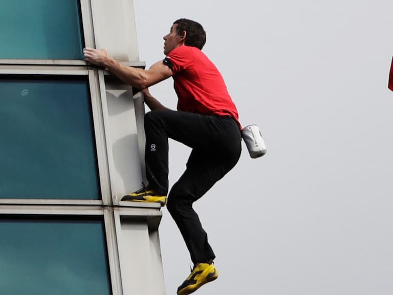 Alex Honnold 爬台北101 穿什麼鞋？裝備完整盤點、白色粉袋竟全球限量 20 個！