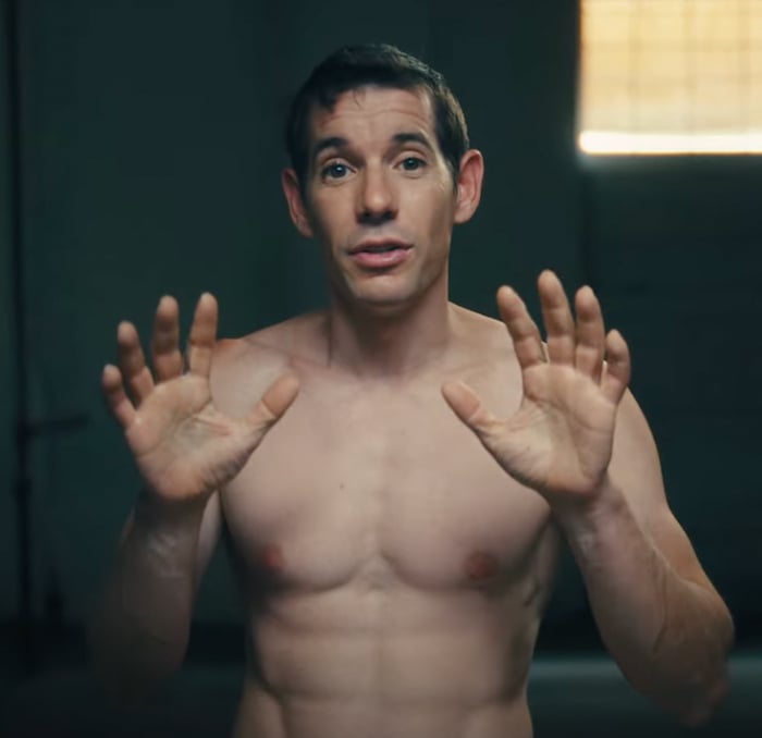 霍諾德 Alex Honnold 身高 180 公分徒手爬 101 爆紅！核心訓練、居家力量訓練⋯專業攀岩訓練 8 技巧公開！