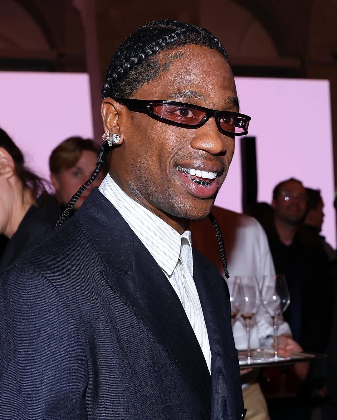 Travis Scott 巴黎時裝周戴 200 萬美元錶款！Richard Mille 藍寶石透明殼體，全球限量僅 35 支！