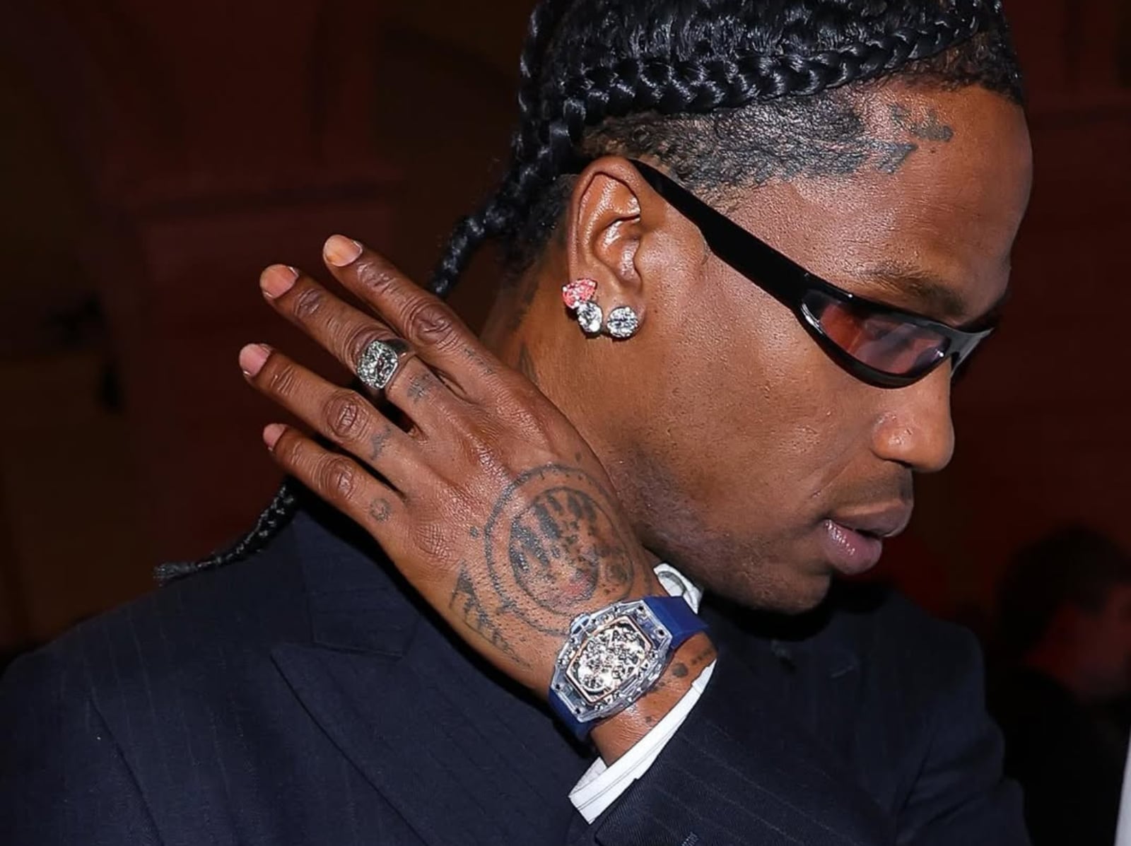 Travis Scott 巴黎時裝周戴 200 萬美元錶款！Richard Mille 藍寶石透明殼體，全球限量僅 35 支！